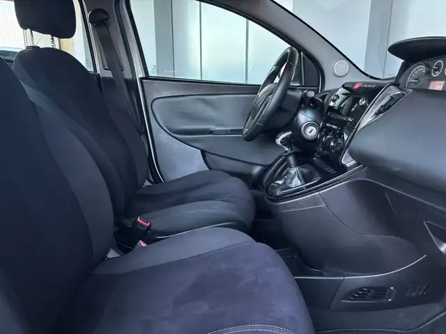 Lancia Ypsilon view 8