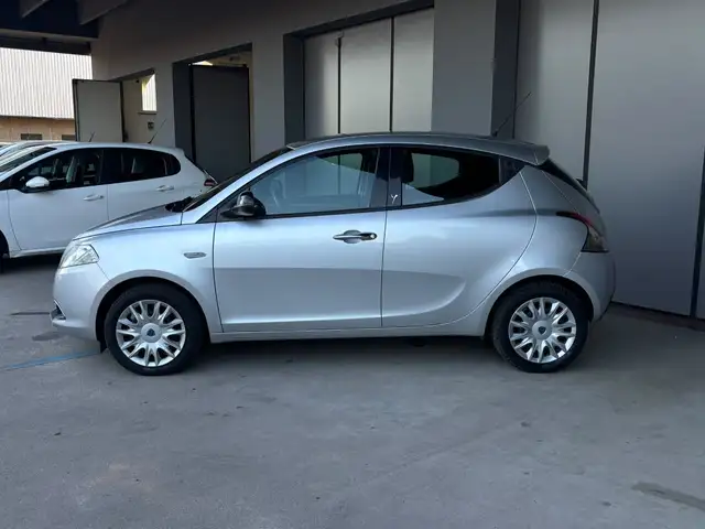 Lancia Ypsilon view 3