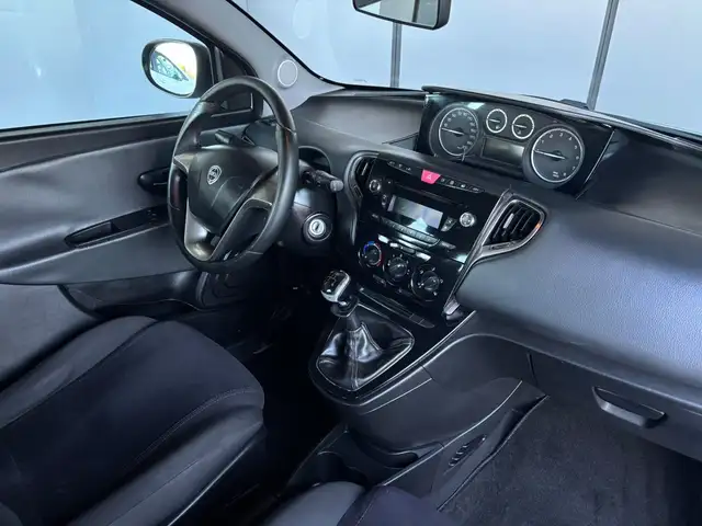 Lancia Ypsilon view 9
