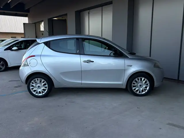 Lancia Ypsilon view 5