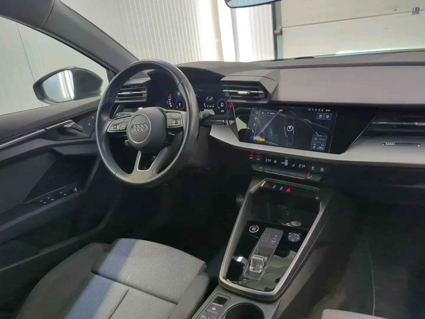 Audi A3 Sportback 35 TFSI Business edition | Navigatie | L Grijs - 2