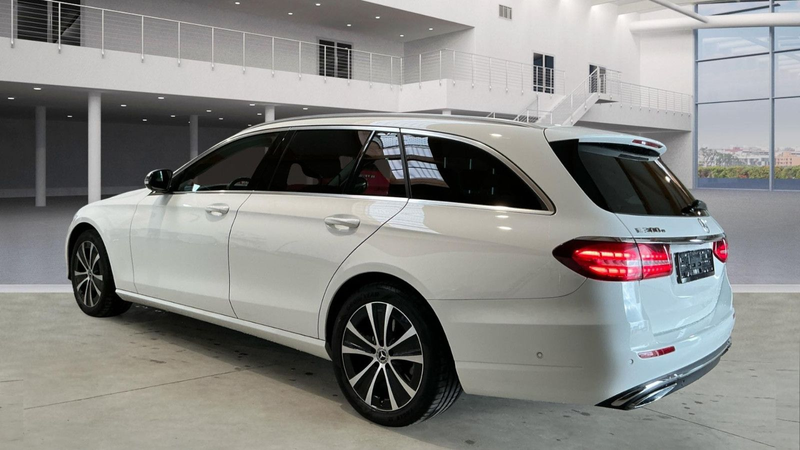 Mercedes-Benz E 300 e VollLeder*360*LED*DAB*Navitouch*AHK*Temp — photo 4