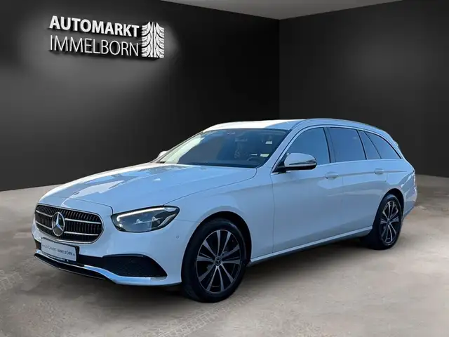 Mercedes-Benz 300 view 4