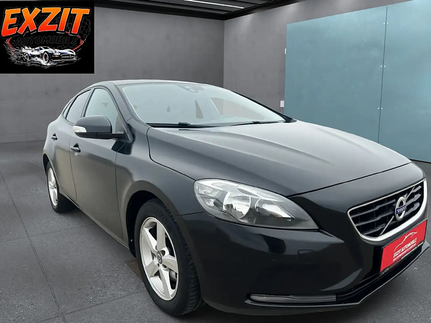 Volvo V40 D2 Momentum Schwarz - 1