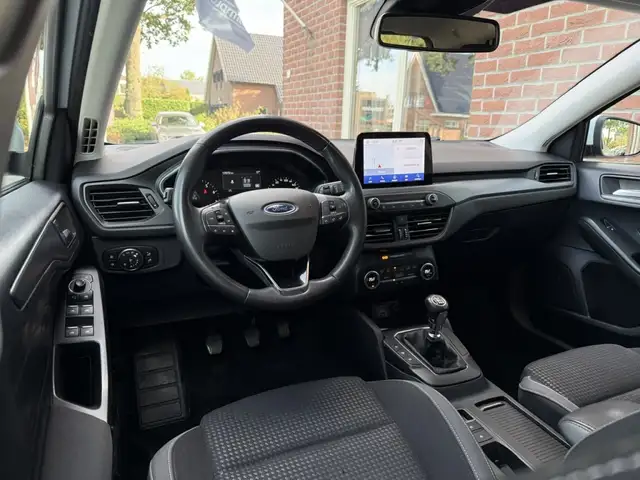 Ford Focus view 3