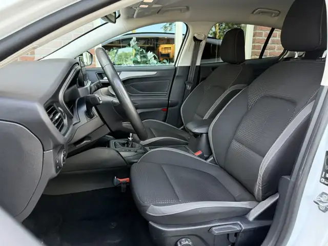 Ford Focus view 4