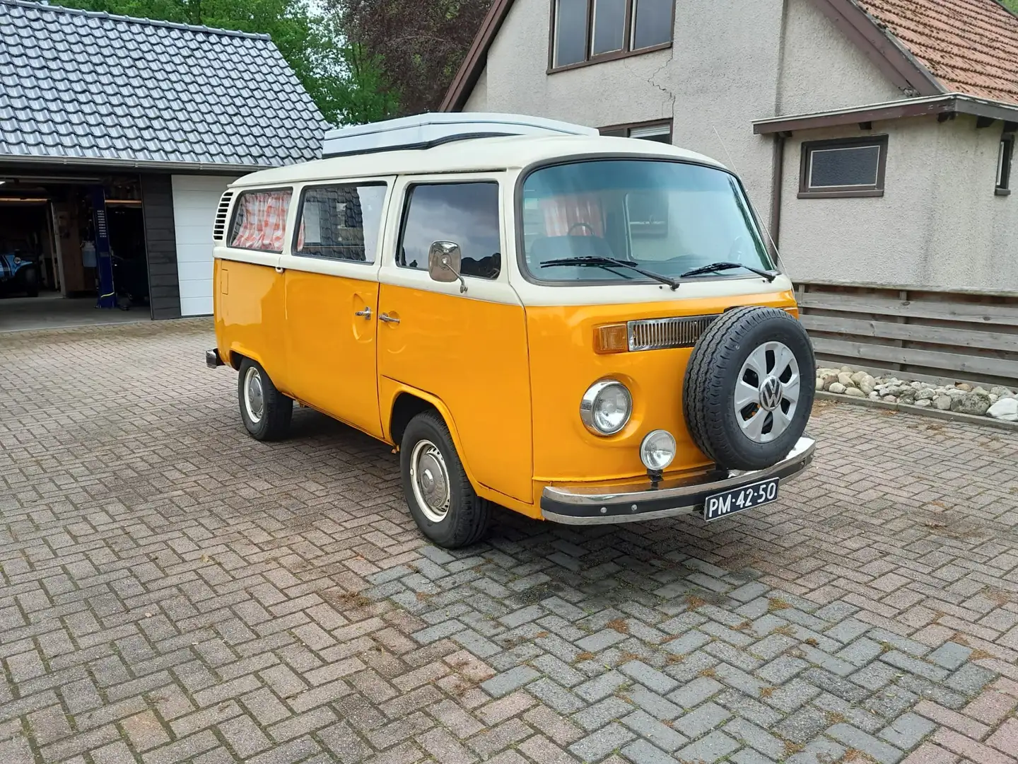 Volkswagen T2 Bus Galben - 1