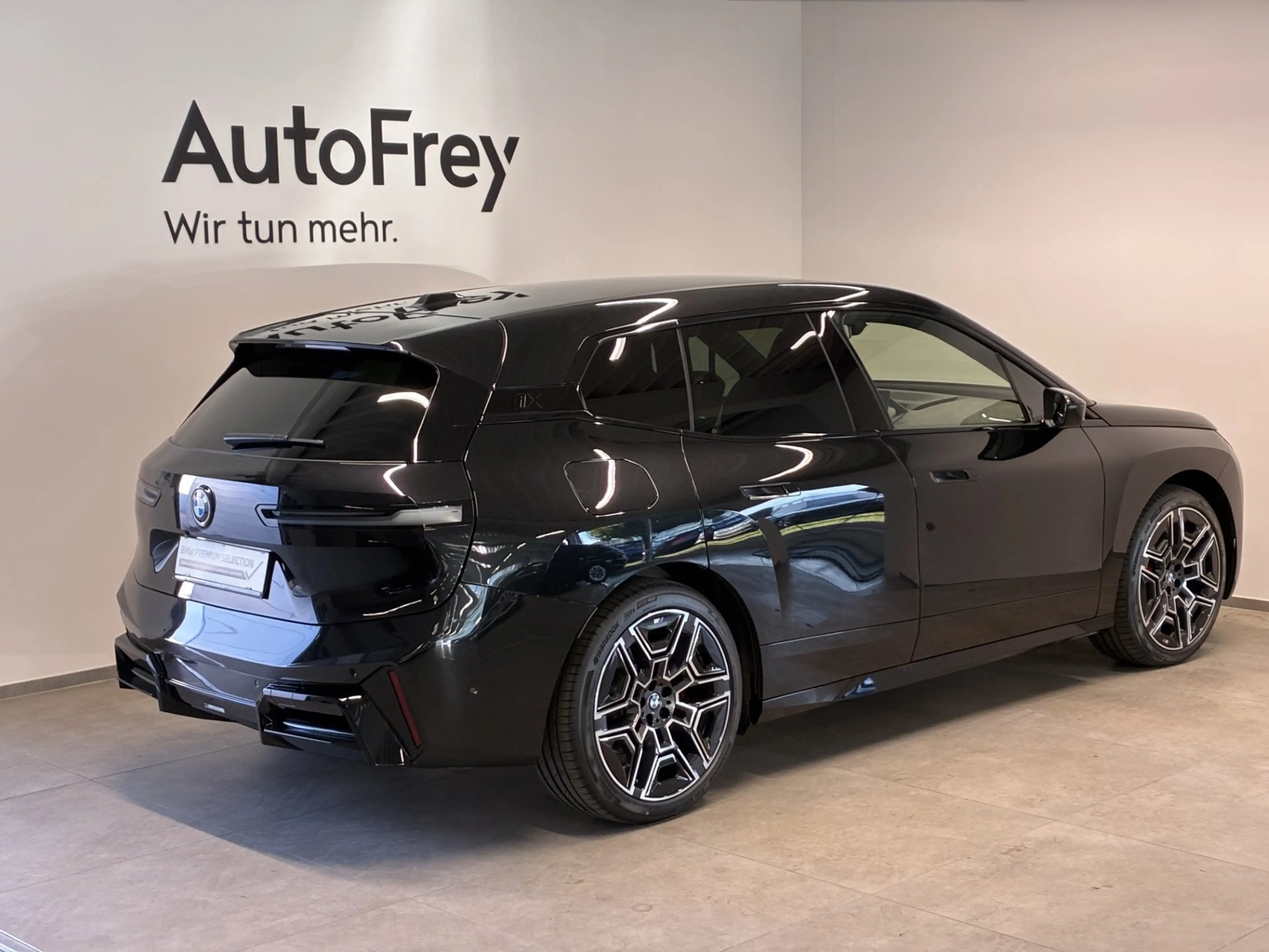 BMW iX xDrive45 — photo 3