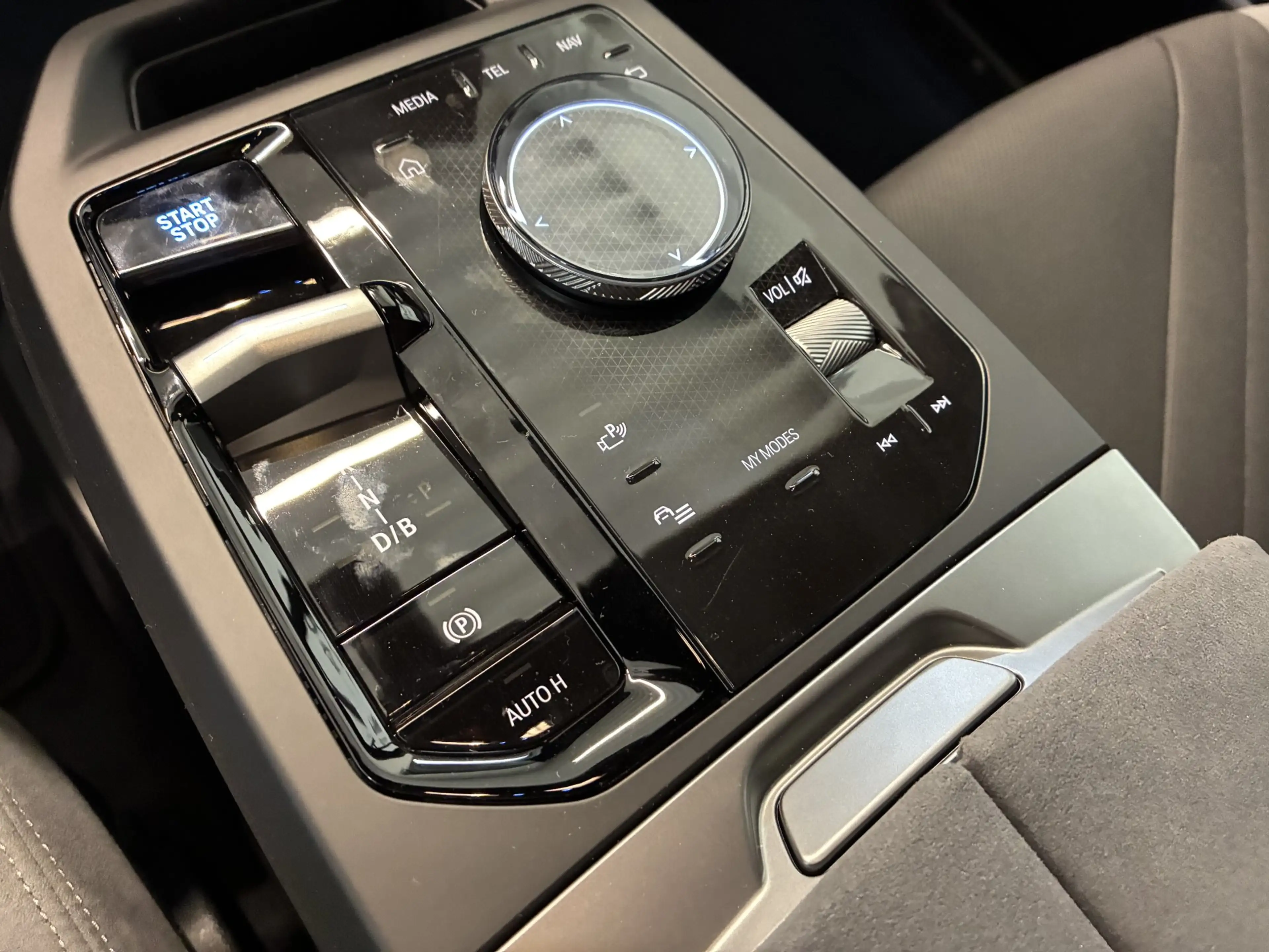 BMW iX xDrive45 — photo 13
