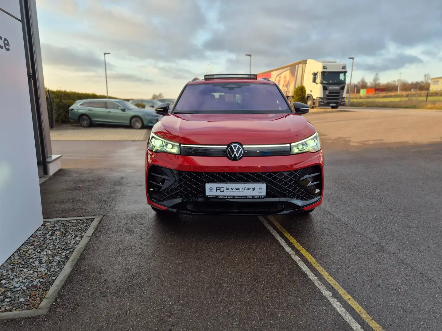 Volkswagen Tiguan R-Line eHybrid 272 PS PANO/AHK/DCC/60M Gar. Rot - 2