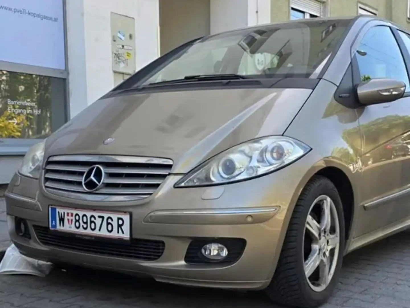 Mercedes-Benz 200 Elegance Gelb - 1