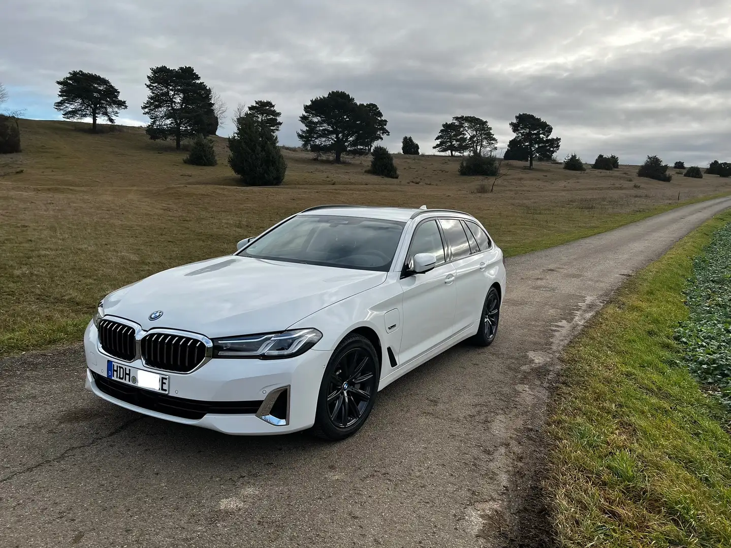 BMW 530 e, Luxury,Laser,HuD,AHK,ACC,Garantie,Winterräder Weiß - 1