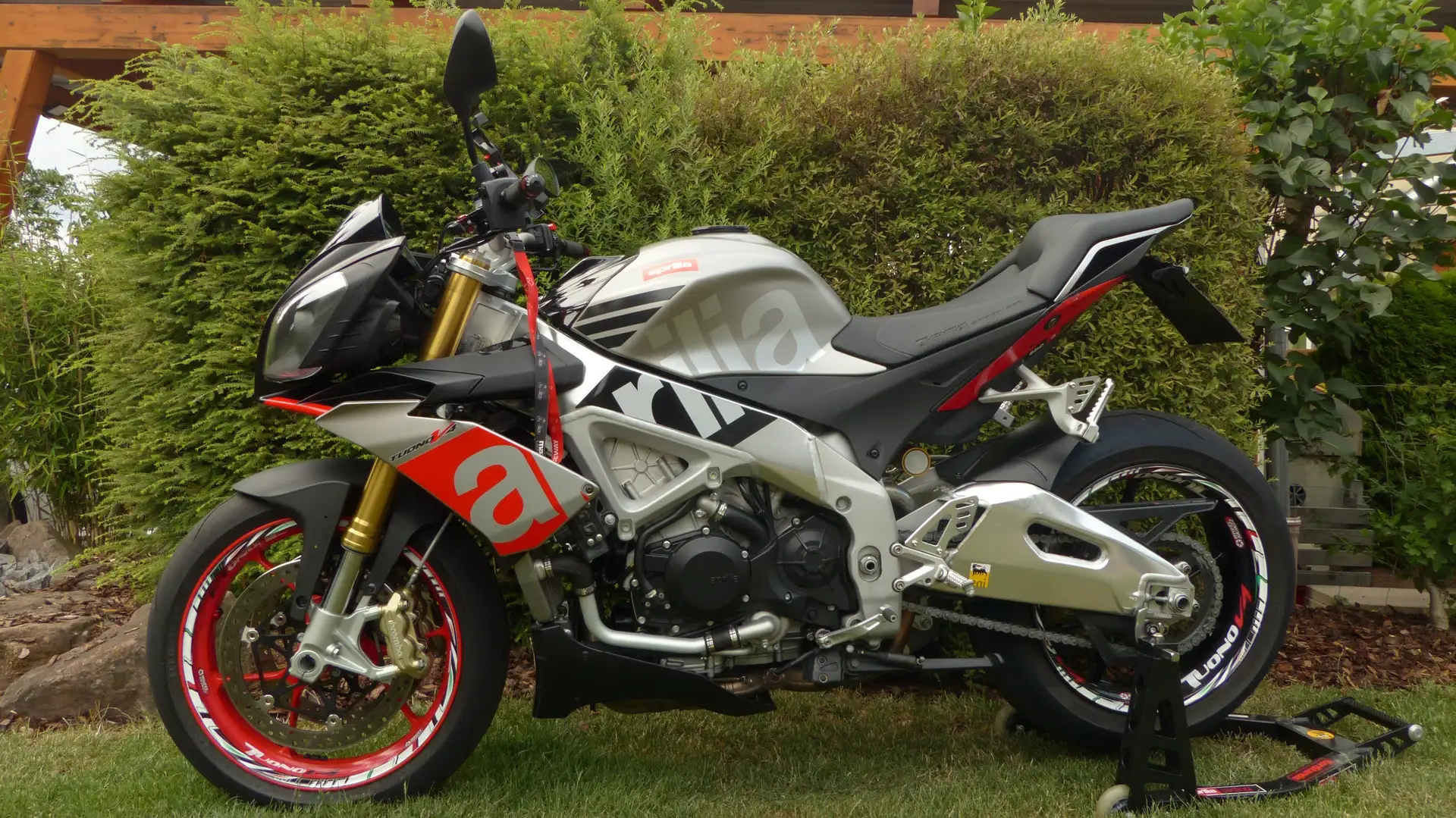 Aprilia Tuono V4R 1000 Plateado - 1
