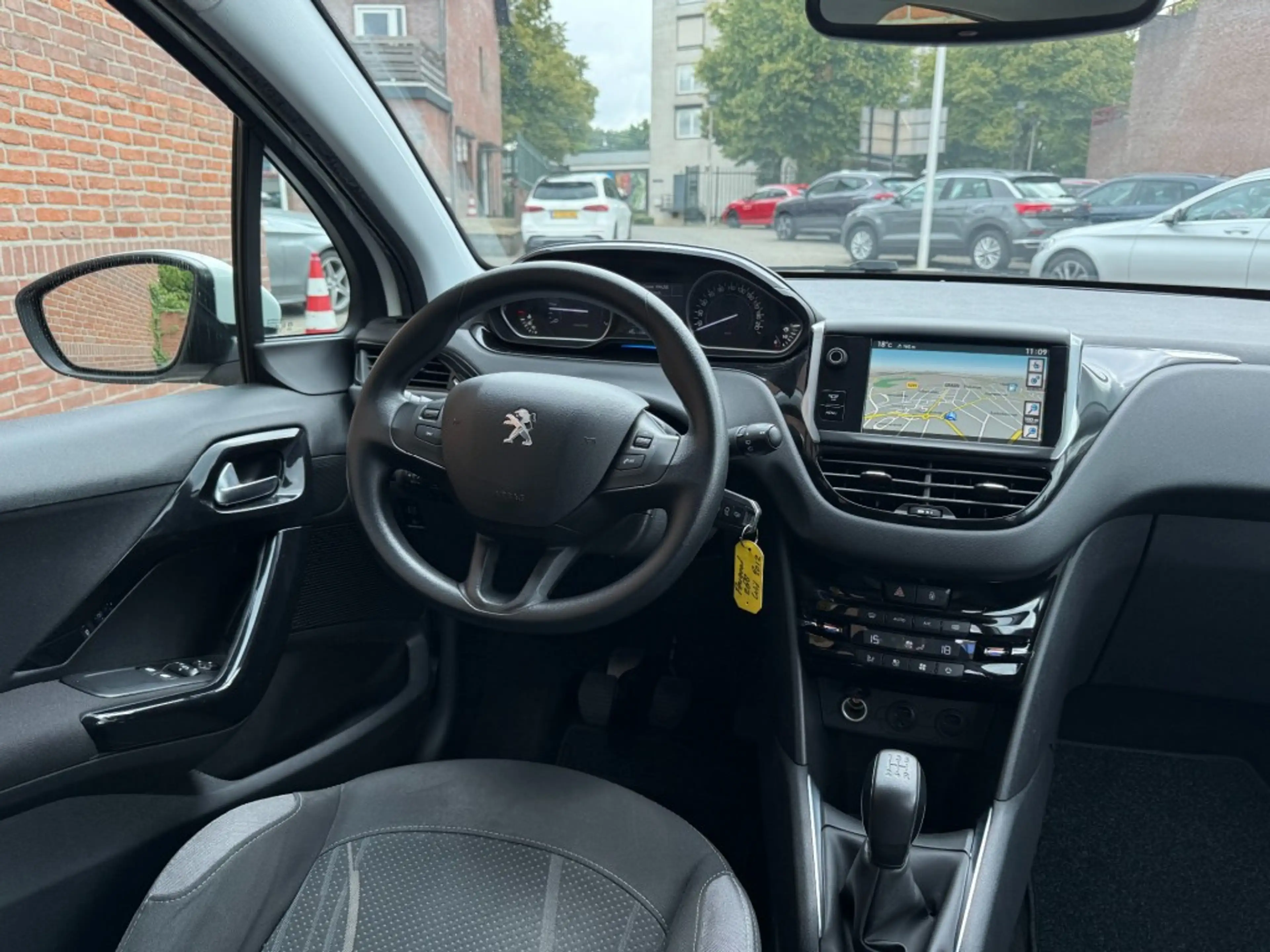 Peugeot 208 1.2 VTI ENVY — photo 7