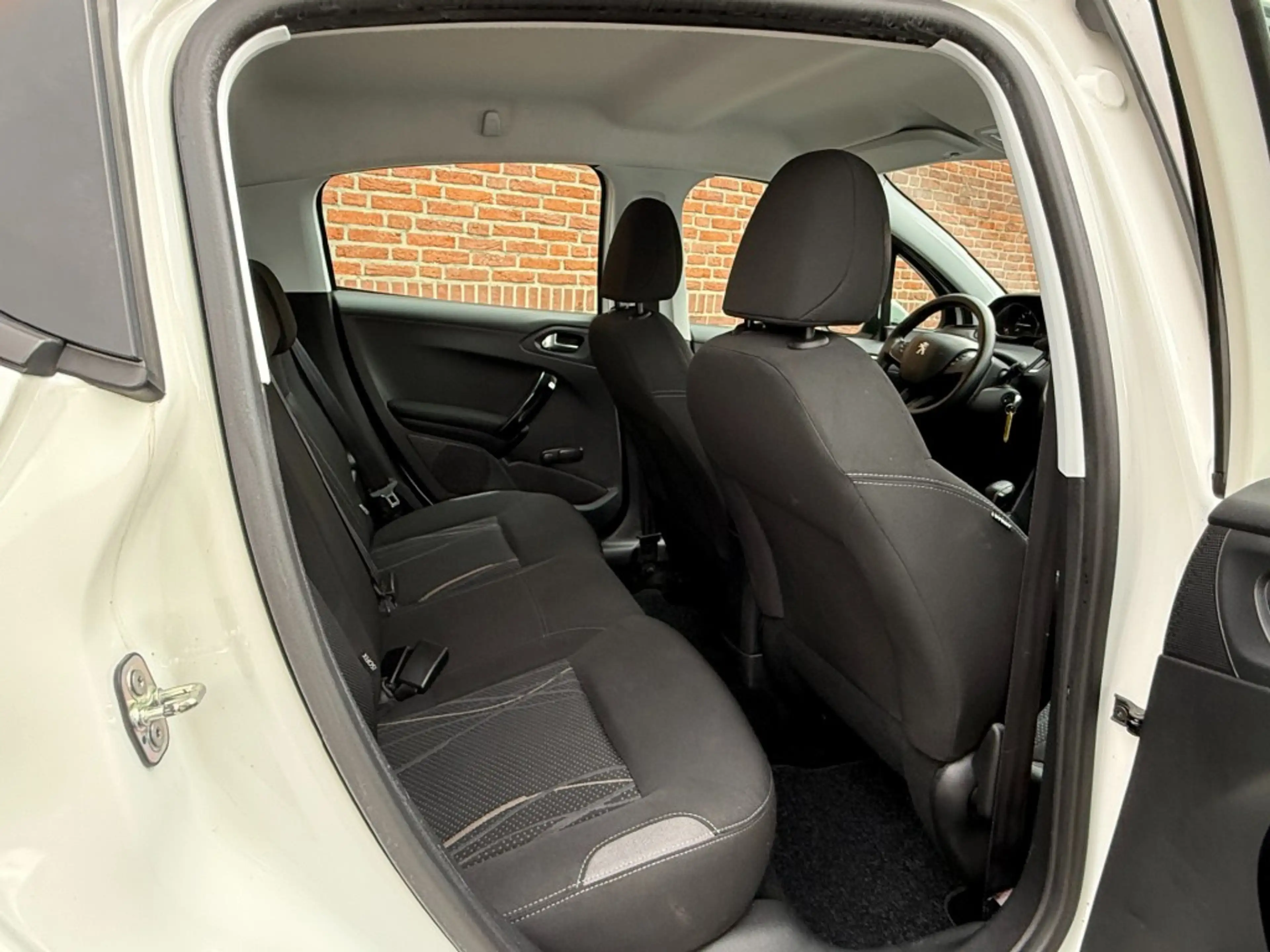 Peugeot 208 1.2 VTI ENVY — photo 4