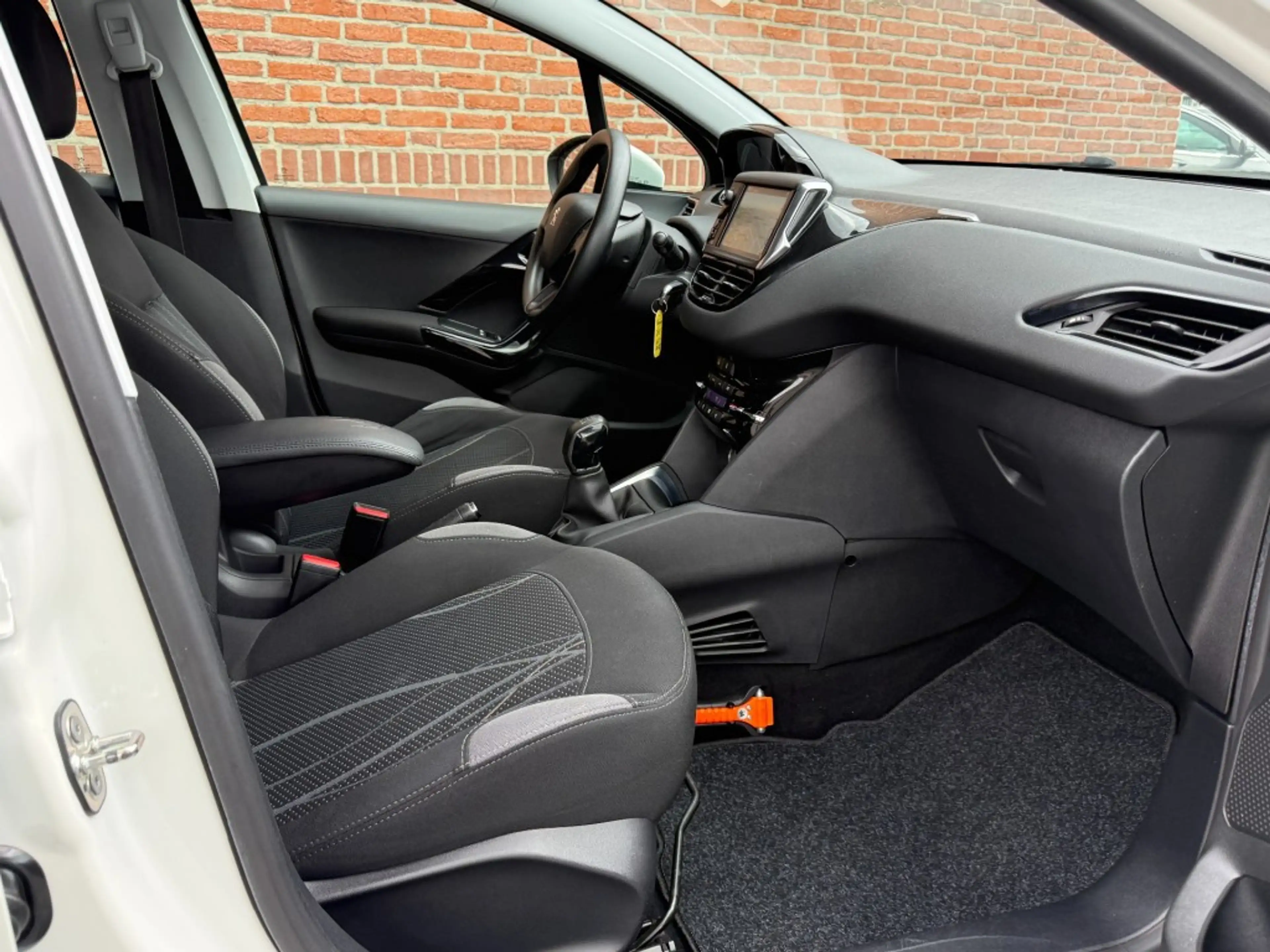 Peugeot 208 1.2 VTI ENVY — photo 3