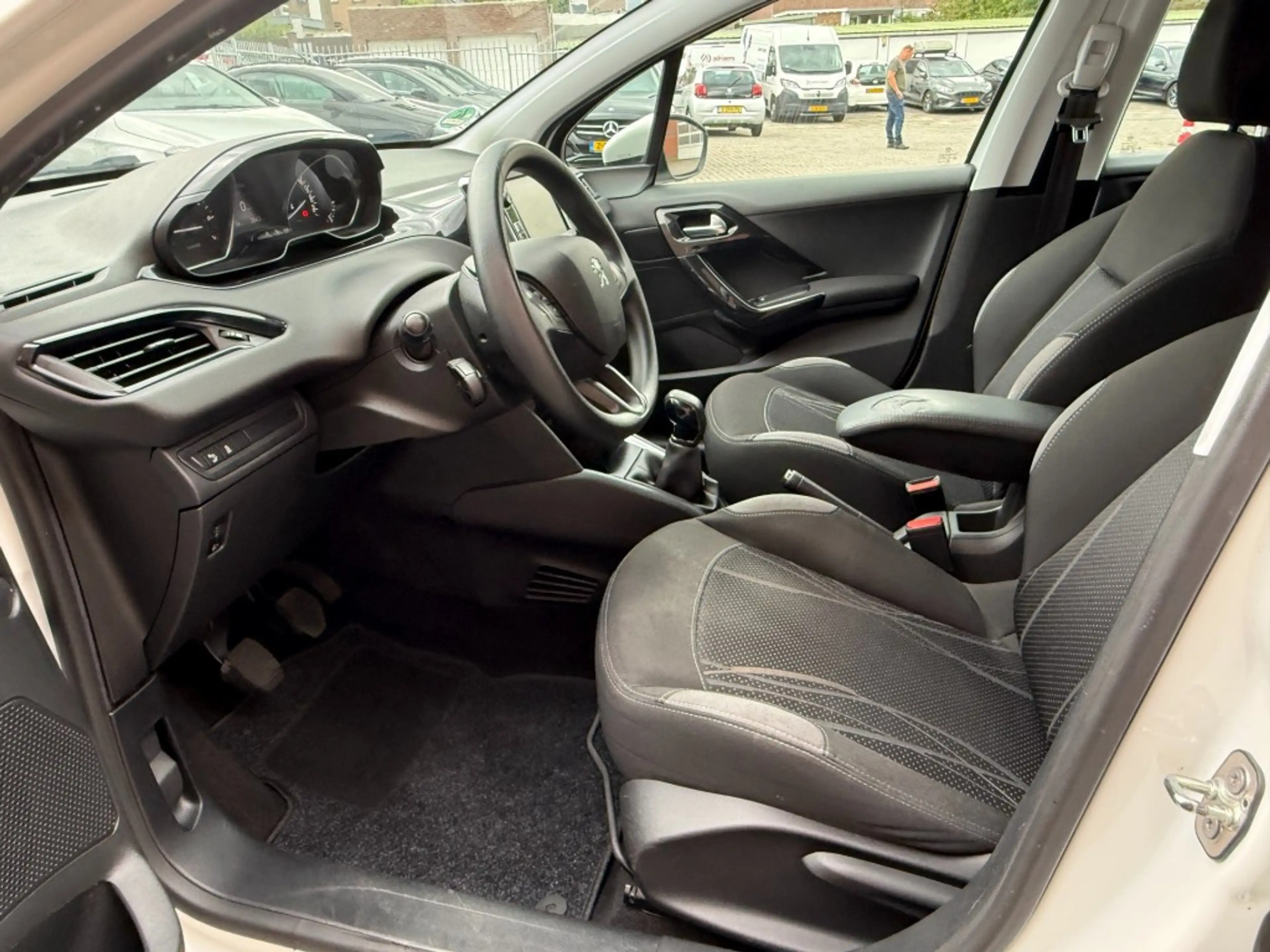 Peugeot 208 1.2 VTI ENVY — photo 5