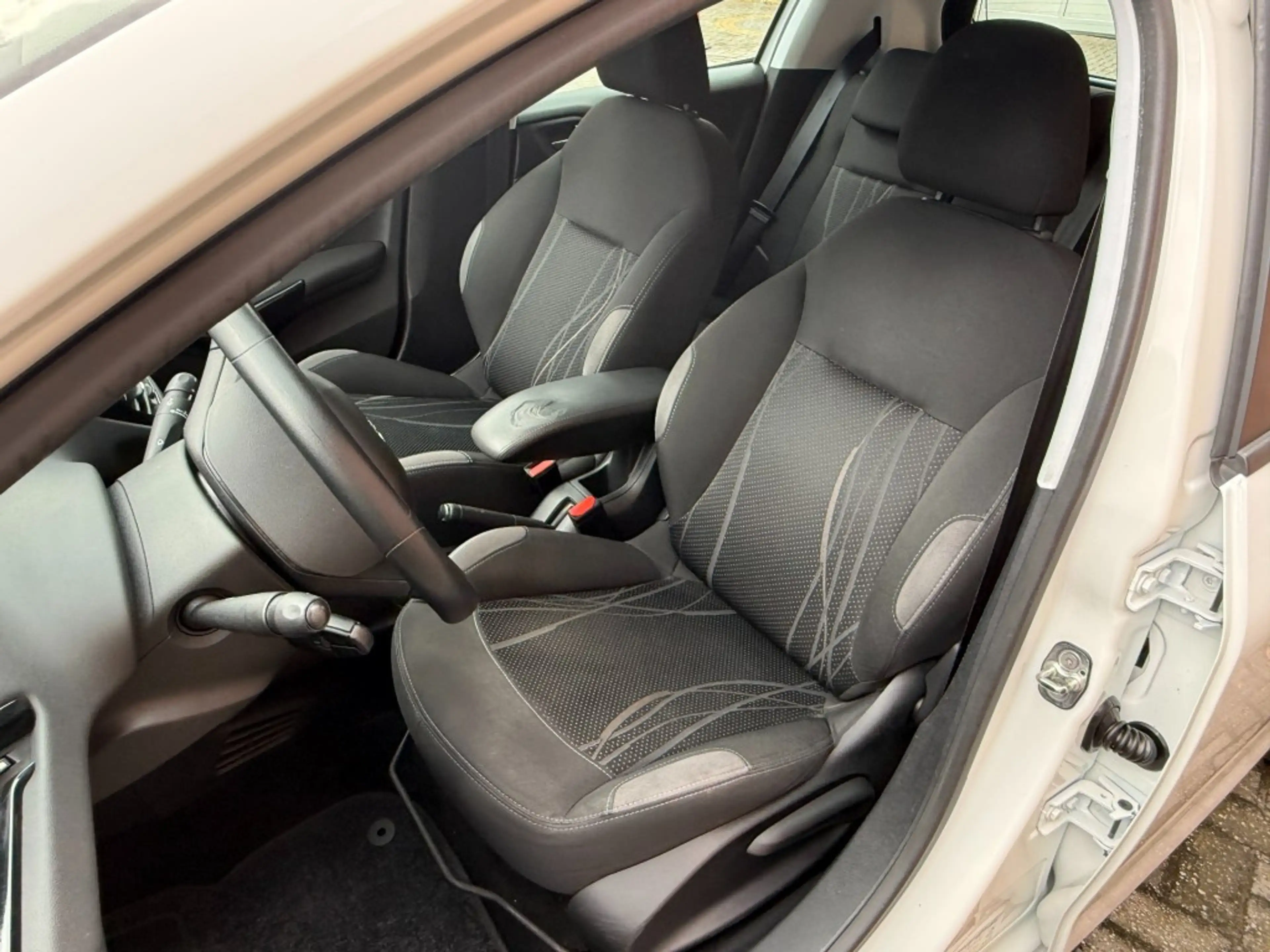 Peugeot 208 1.2 VTI ENVY — photo 6