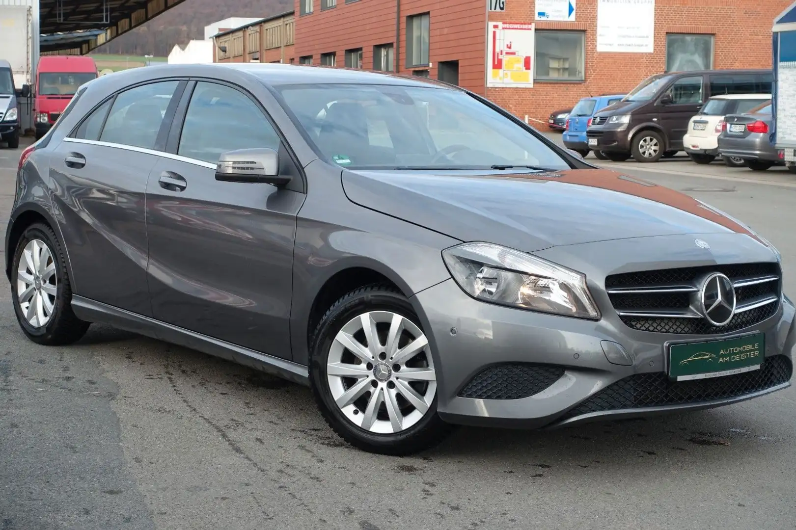 Mercedes-Benz A 180 BlueEfficiency*NAVI*SHZ*KLIMA*BC*LEDER*TEM Gris - 1