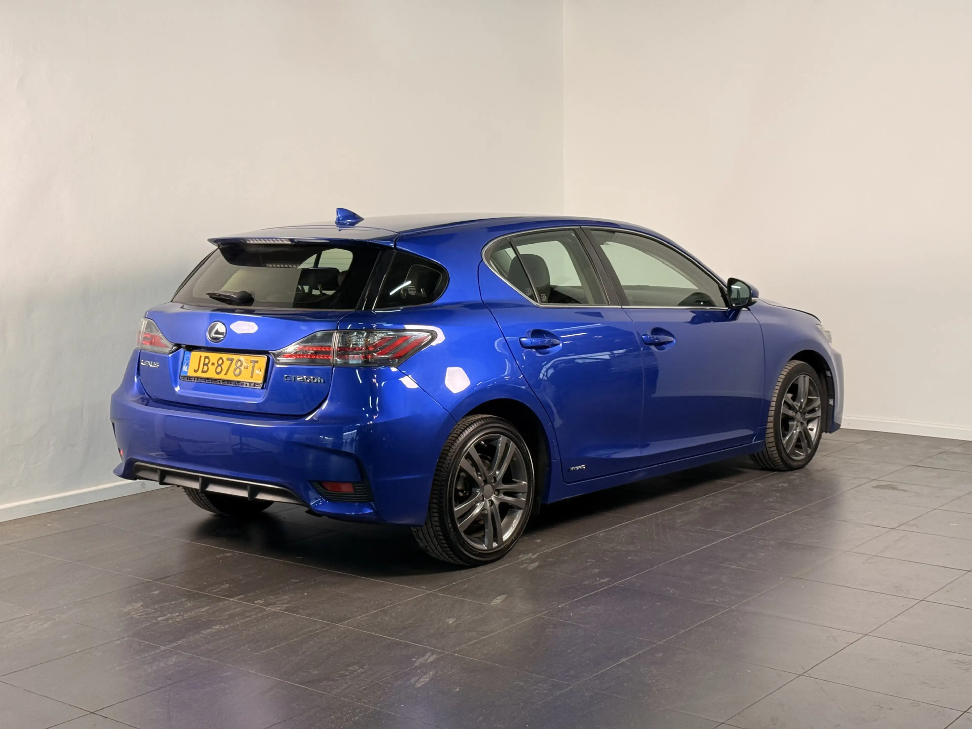Lexus CT 200h — photo 3