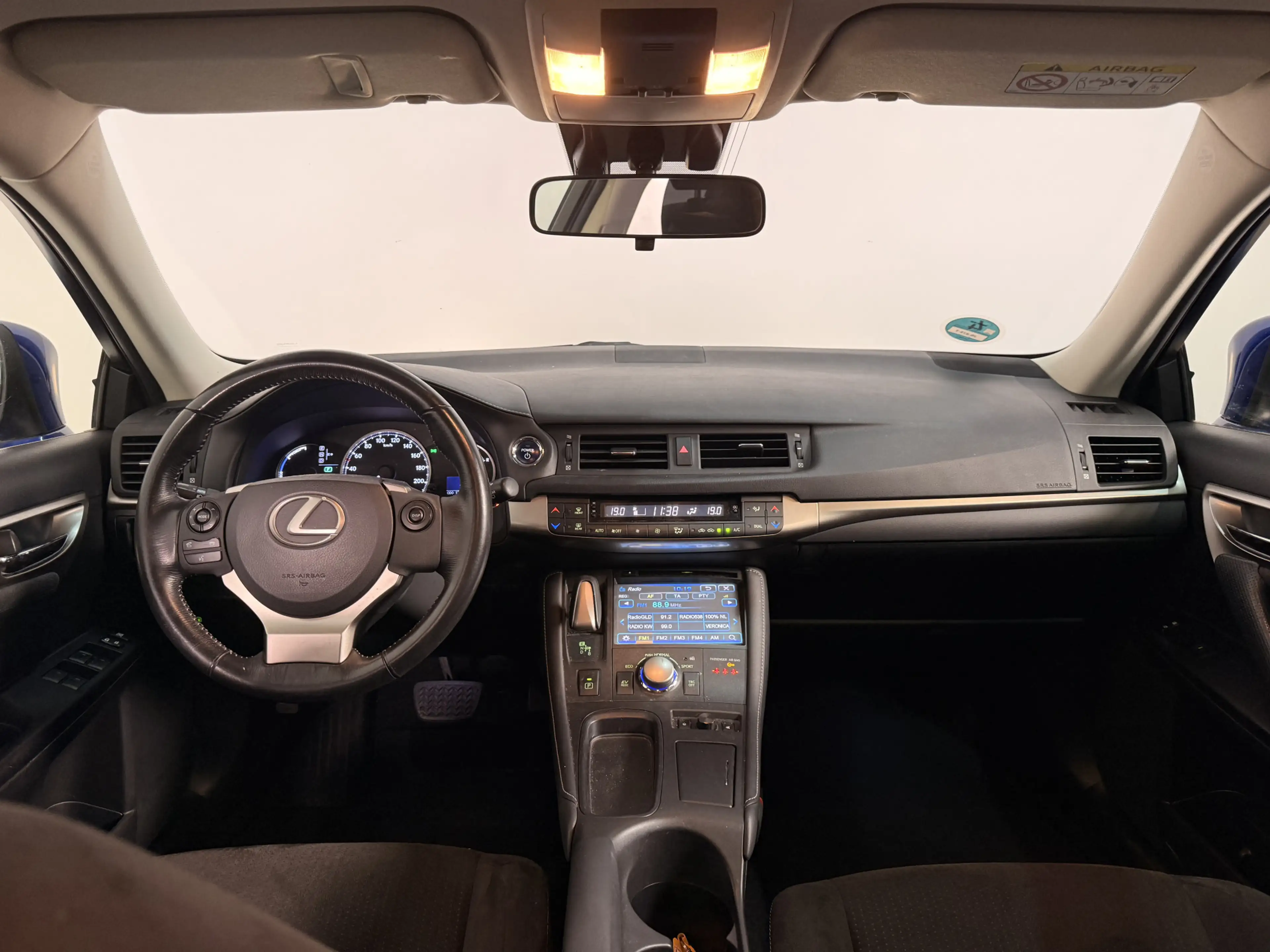Lexus CT 200h — photo 2