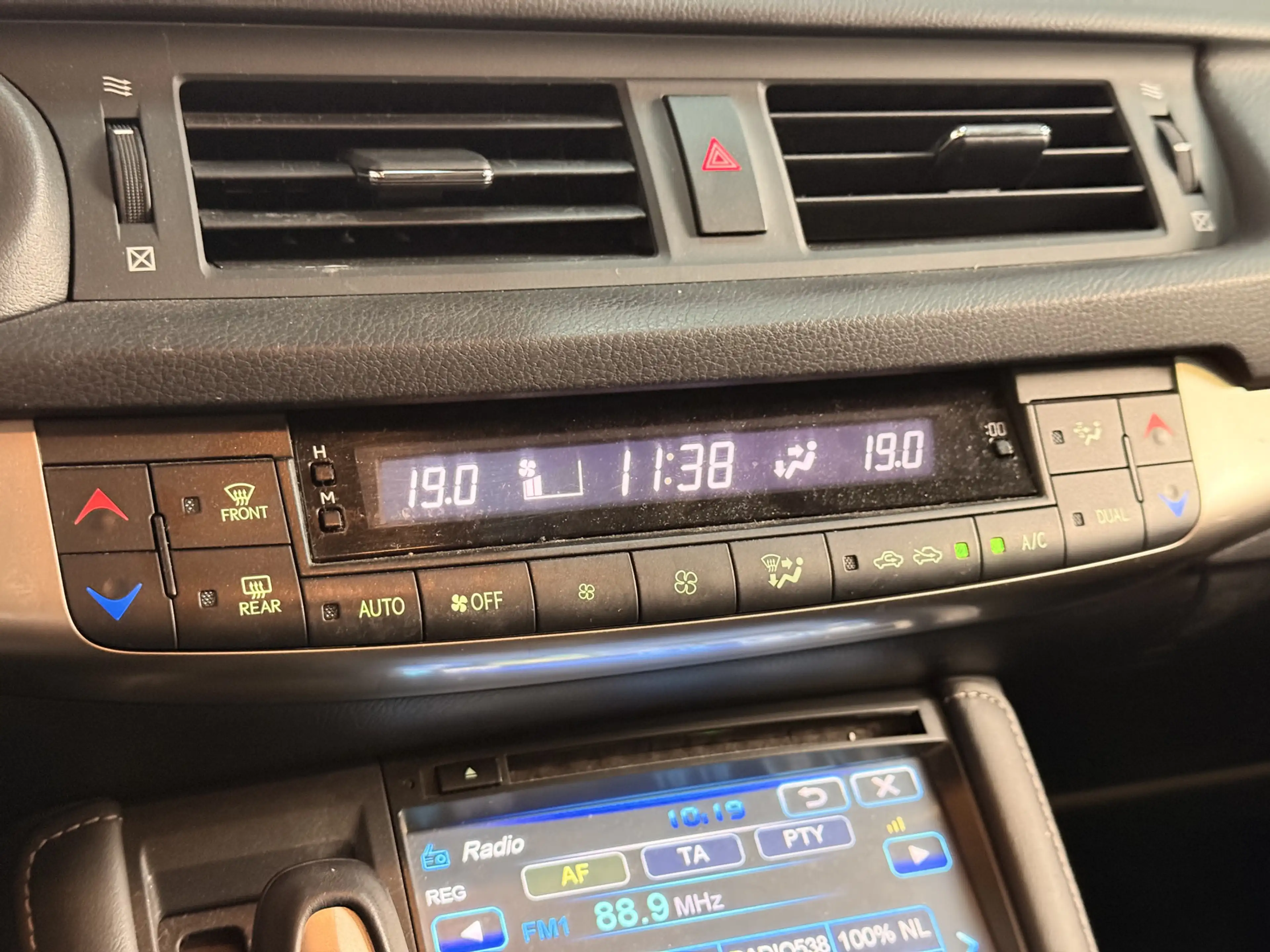 Lexus CT 200h — photo 13