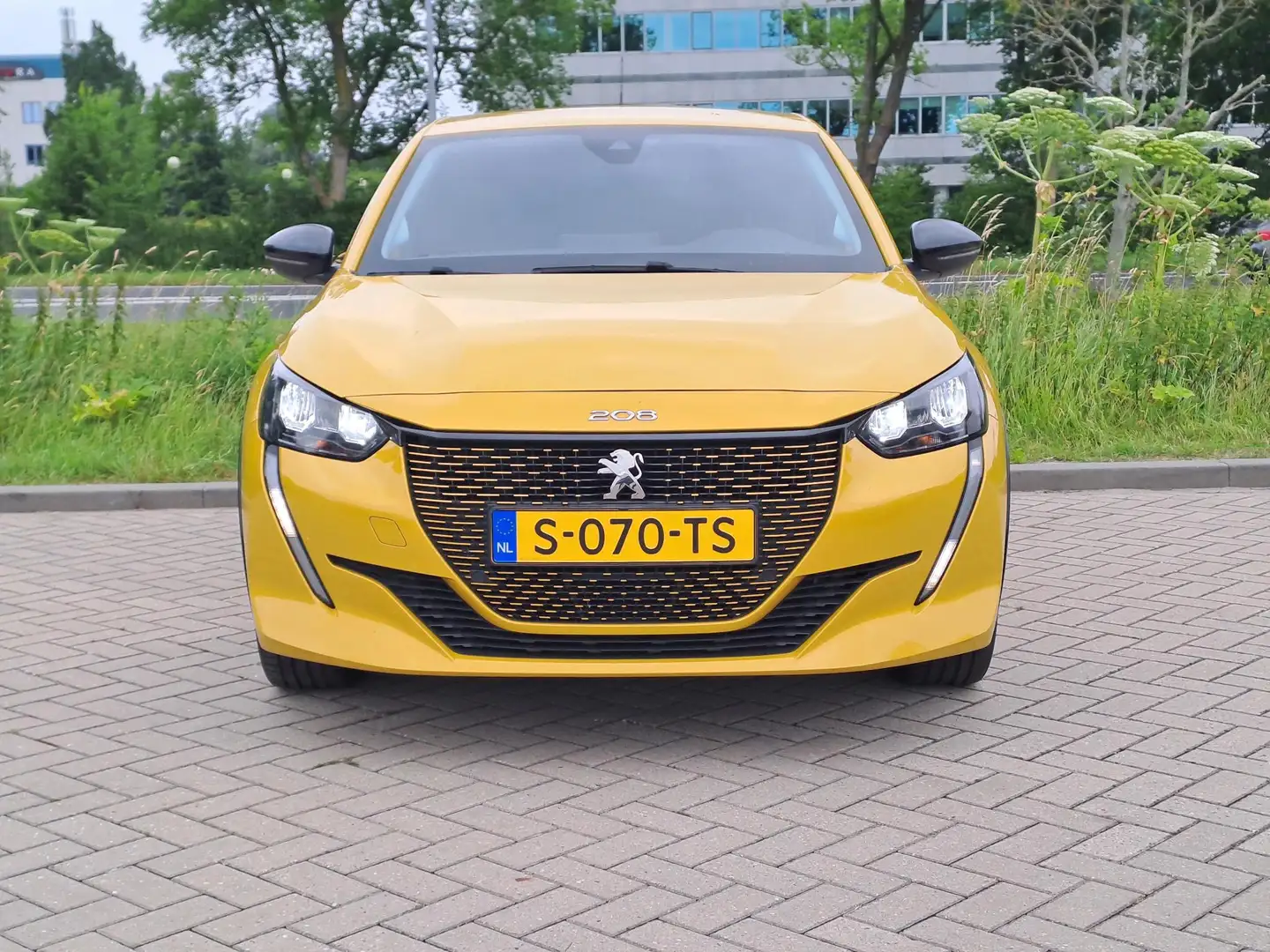 Peugeot e-208 EV Active Pack 50 kWh | 16" Lichtmetalen velgen | Geel - 2