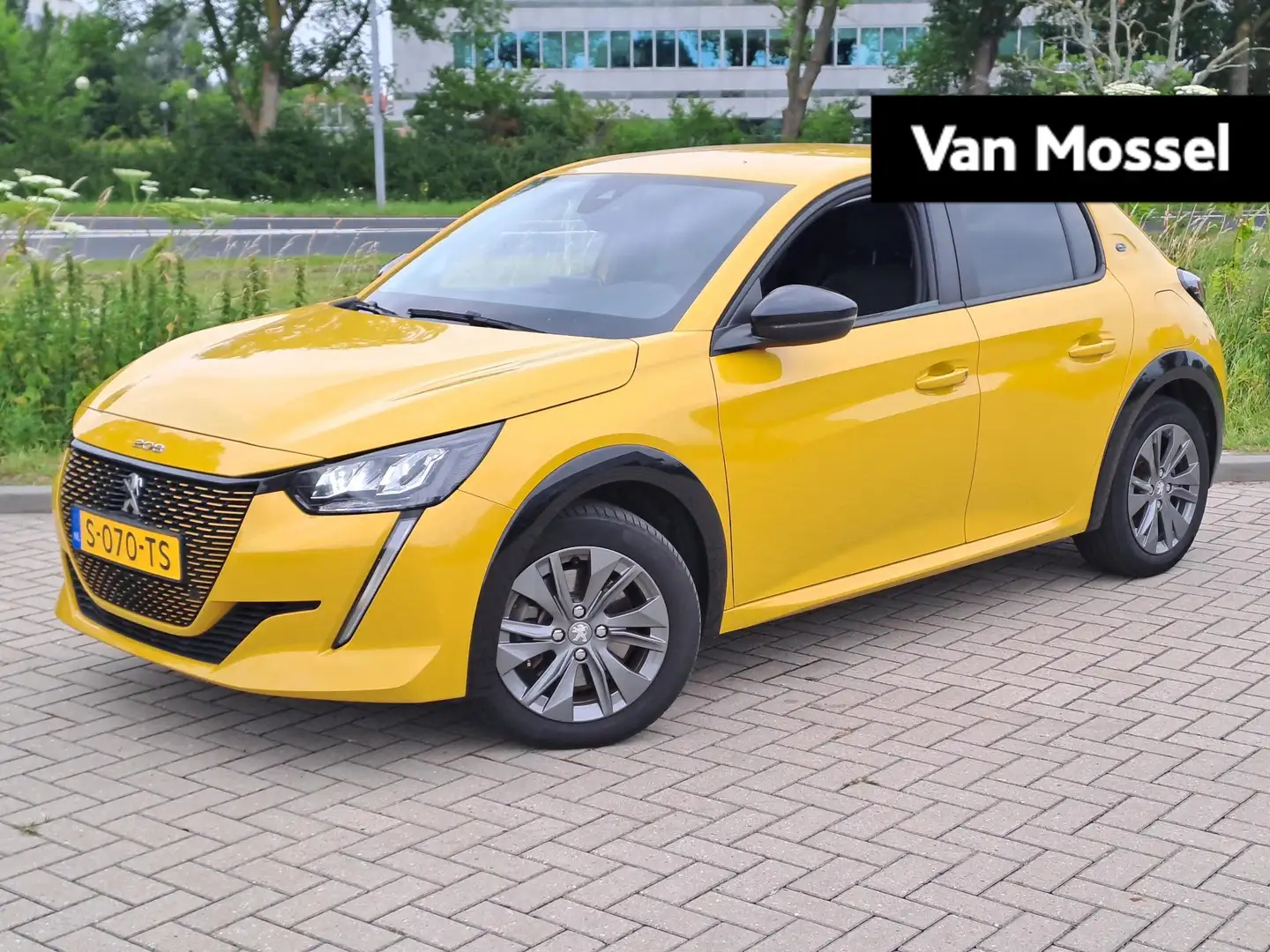 Peugeot e-208 EV Active Pack 50 kWh | 16" Lichtmetalen velgen | Geel - 1