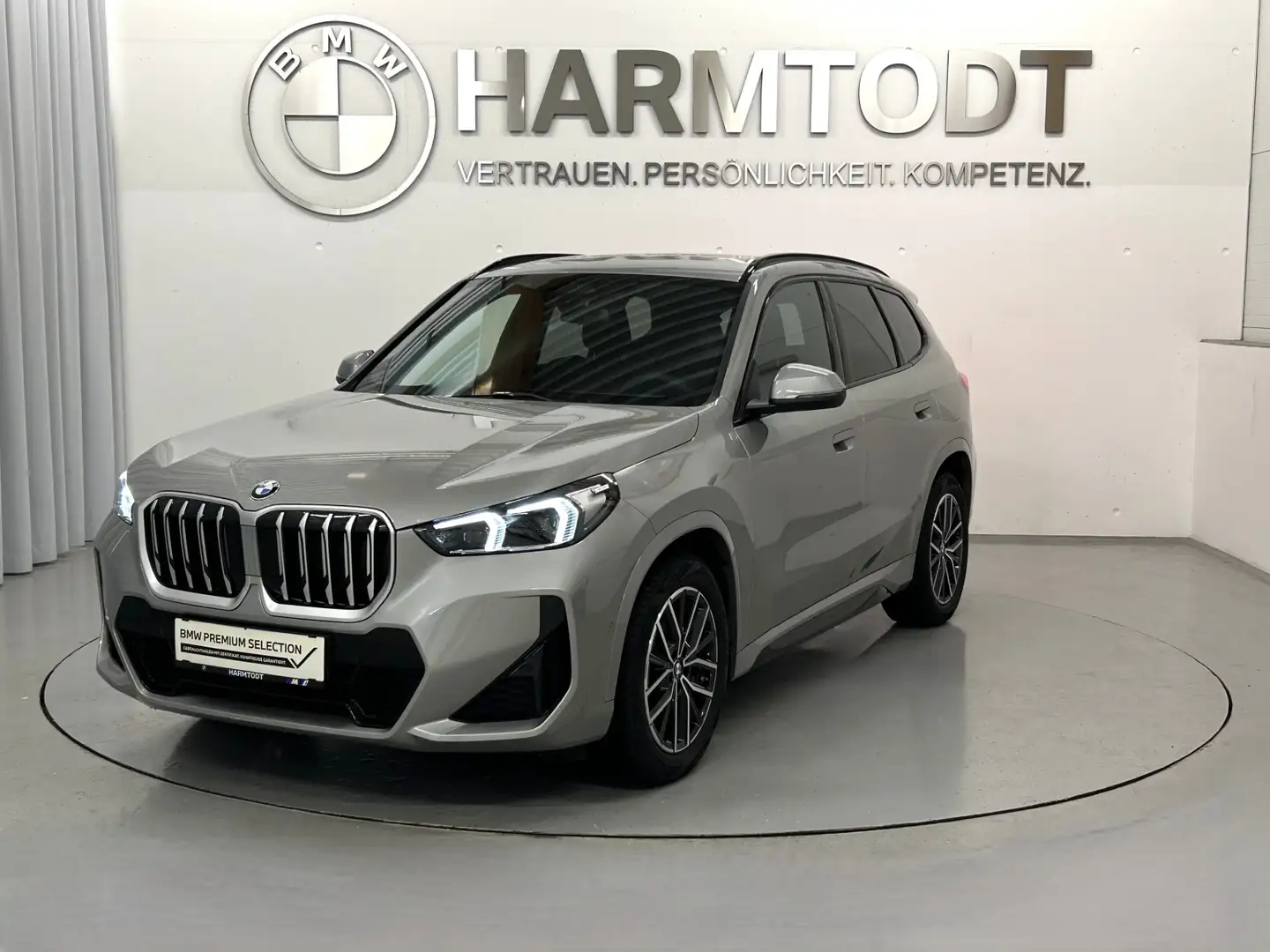 BMW X1 sDrive18i *M-Paket / Premium Paket / AHV* Silber - 2
