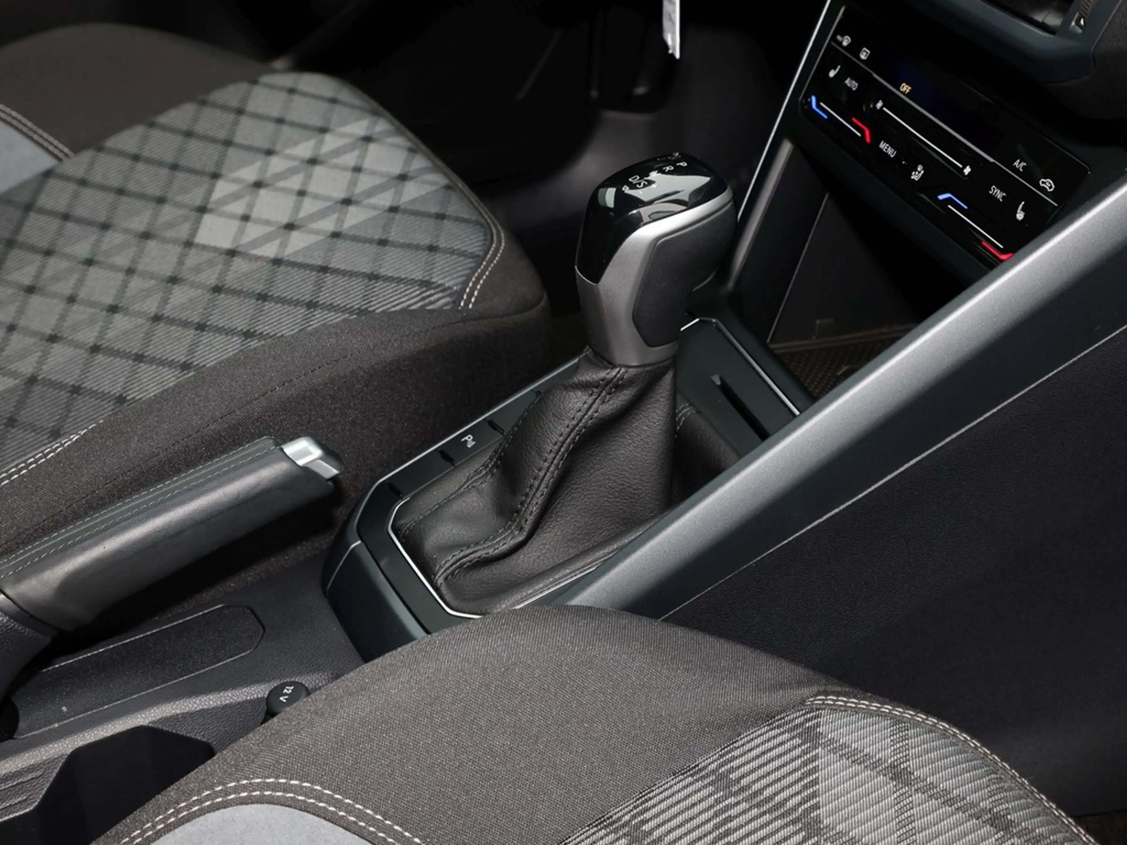 Volkswagen Taigo 1.5 TSI DSG R-Line AHK/Navi/ACC — photo 10