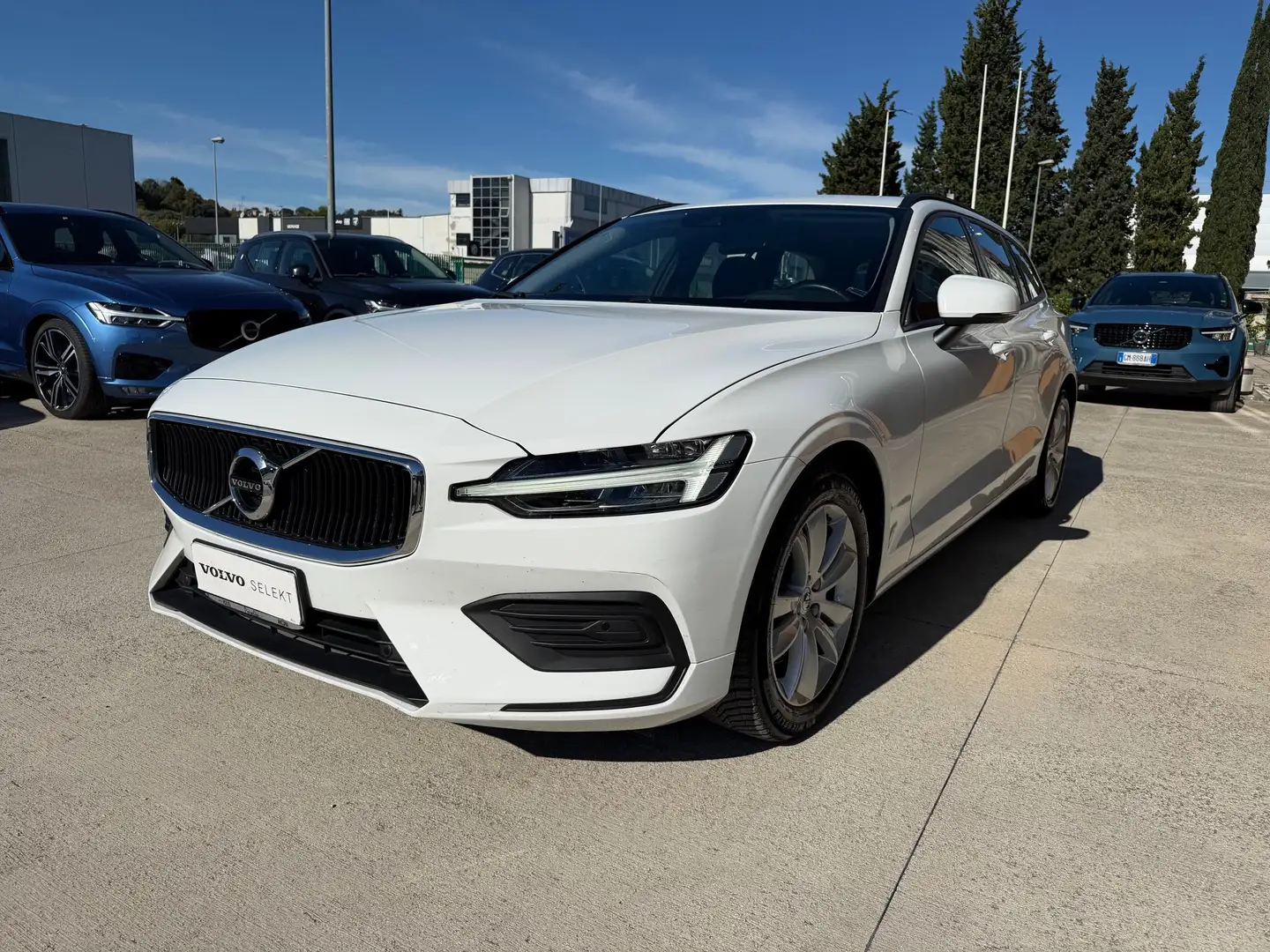 Volvo V60 V60 II 2019 2.0 b4 Momentum Business auto Bianco - 2