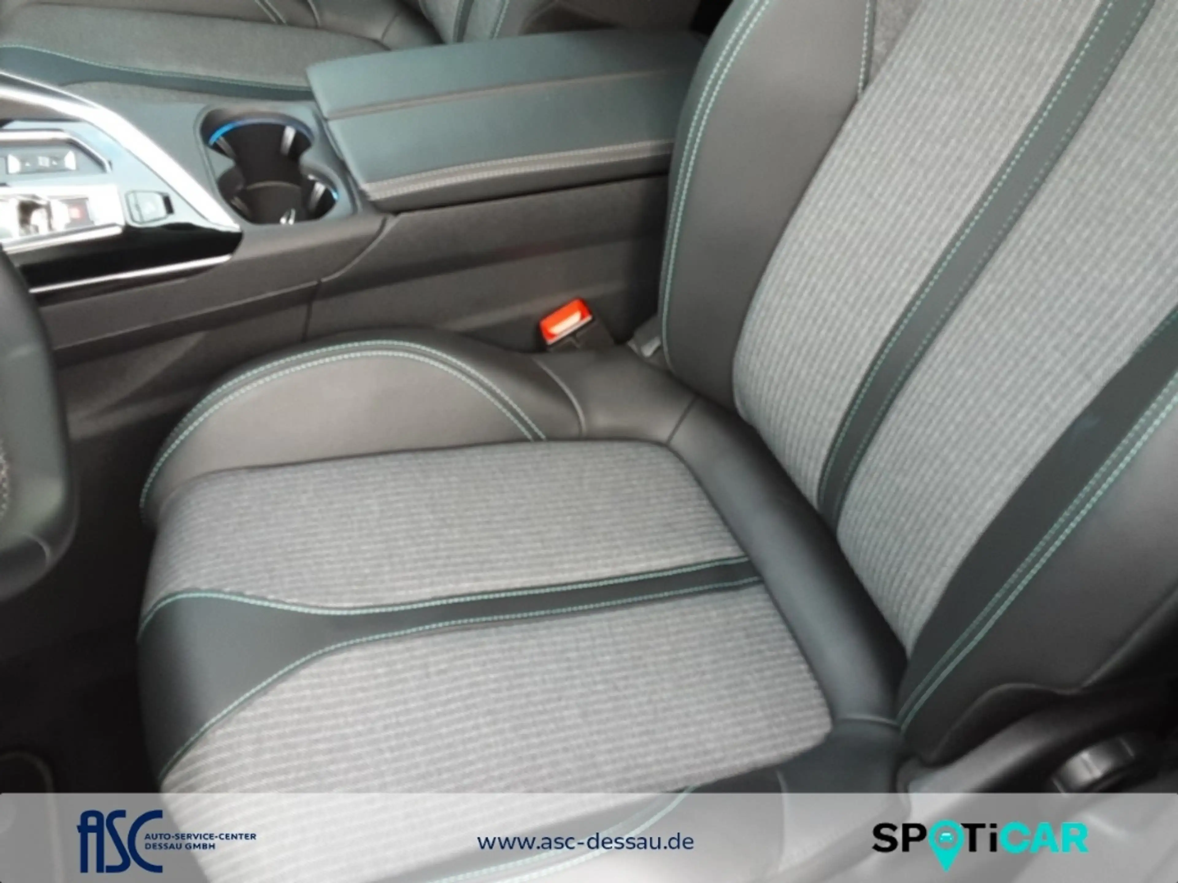 Peugeot 5008 ALL. 130 EAT8 ,7Sitzer,Navi,el.Heckkl.,Kamera,SHZ, — photo 11