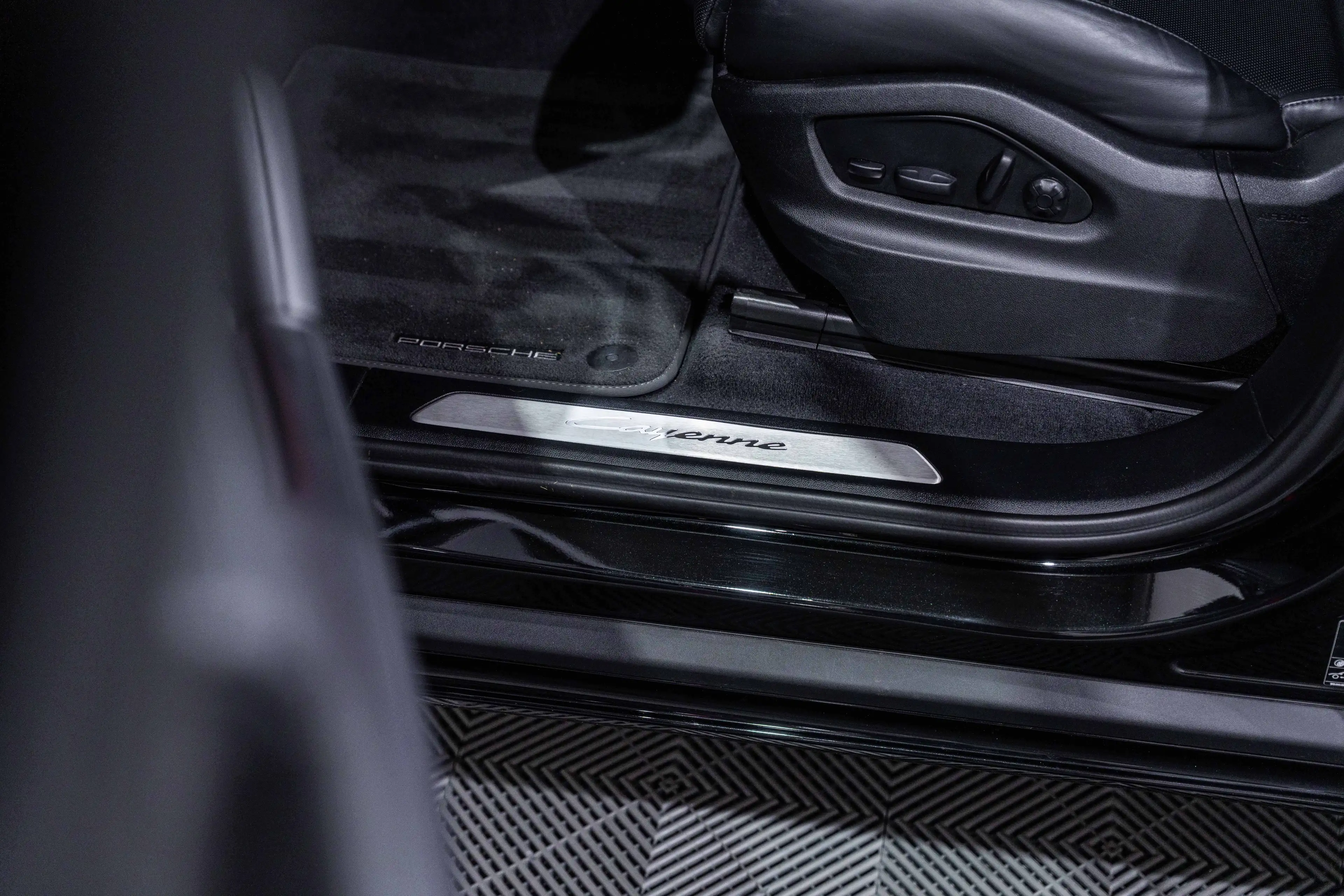 Porsche Cayenne Hybride SPORTDESIGN/Sportuitlaat/Head Up/22inch/FULL — photo 15