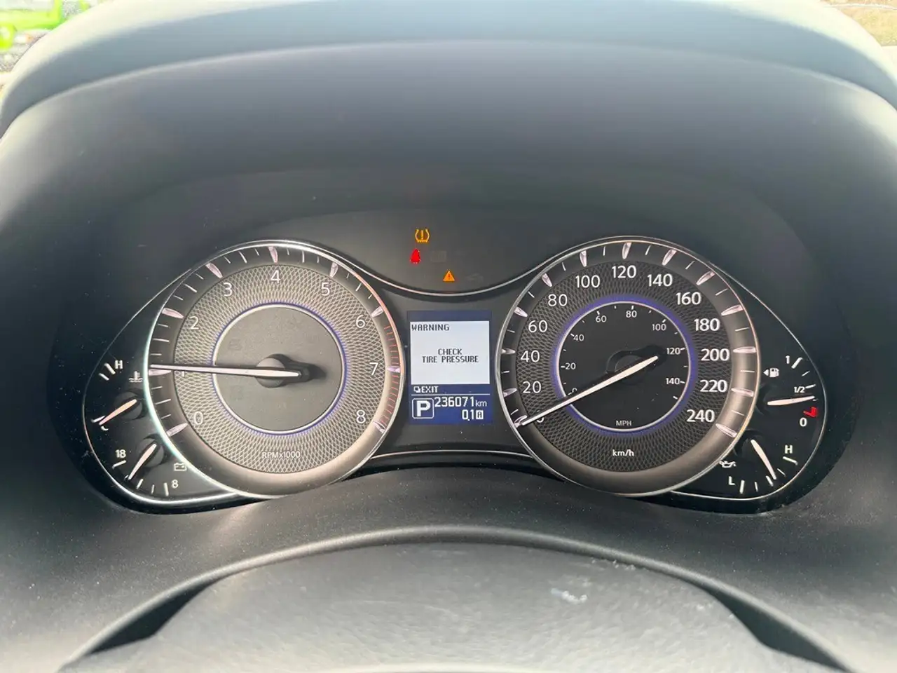 Infiniti QX80 снимка Infiniti QX80