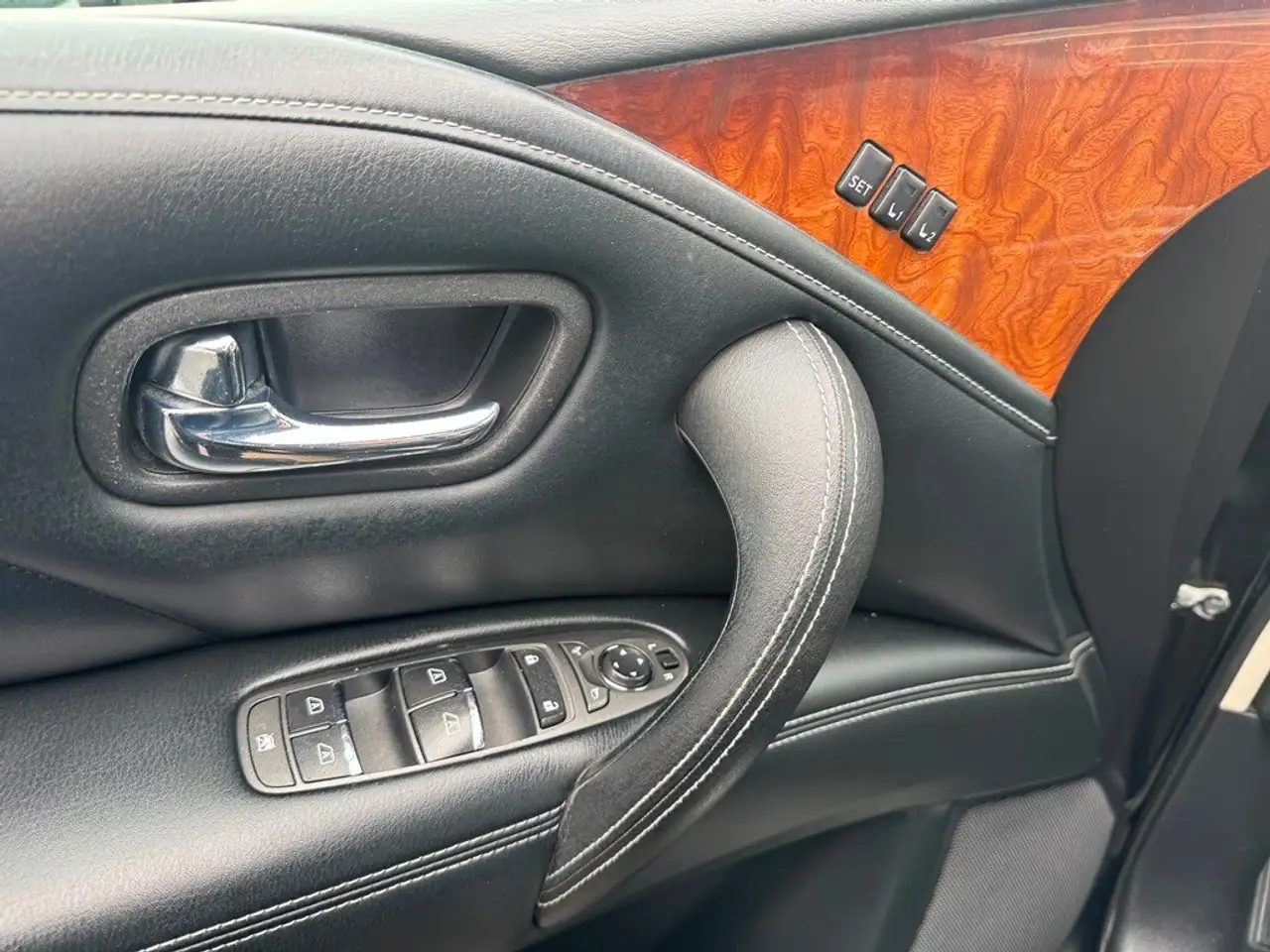 Infiniti QX80 снимка Infiniti QX80