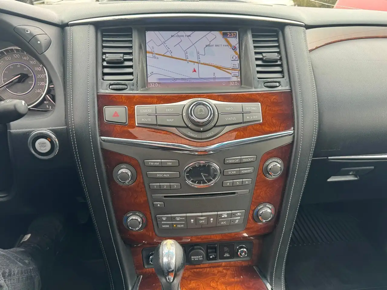 Infiniti QX80 снимка Infiniti QX80