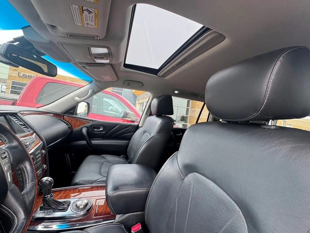 Infiniti QX80 снимка Infiniti QX80