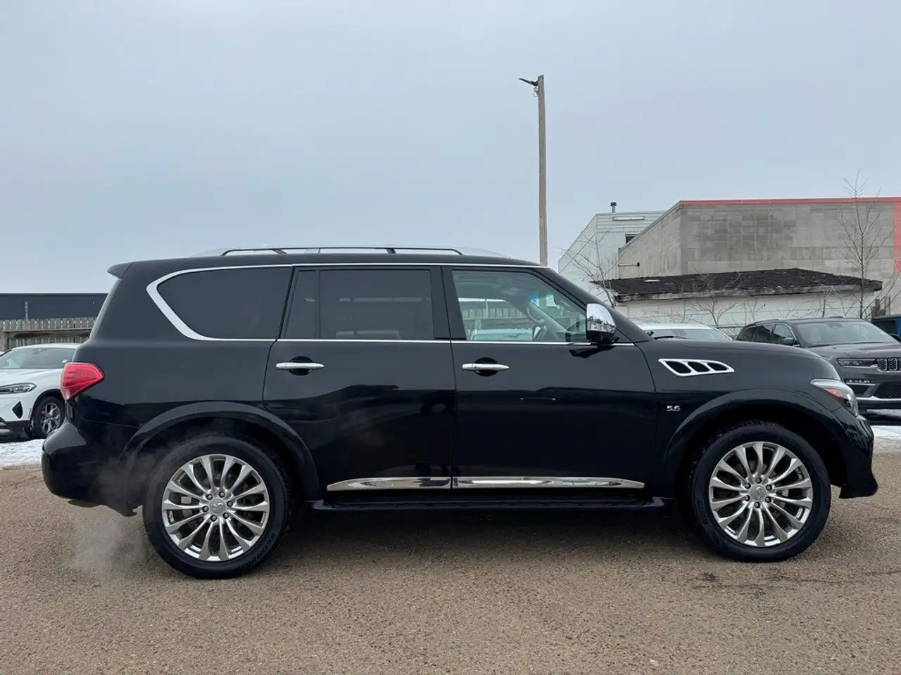 Infiniti QX80 снимка Infiniti QX80