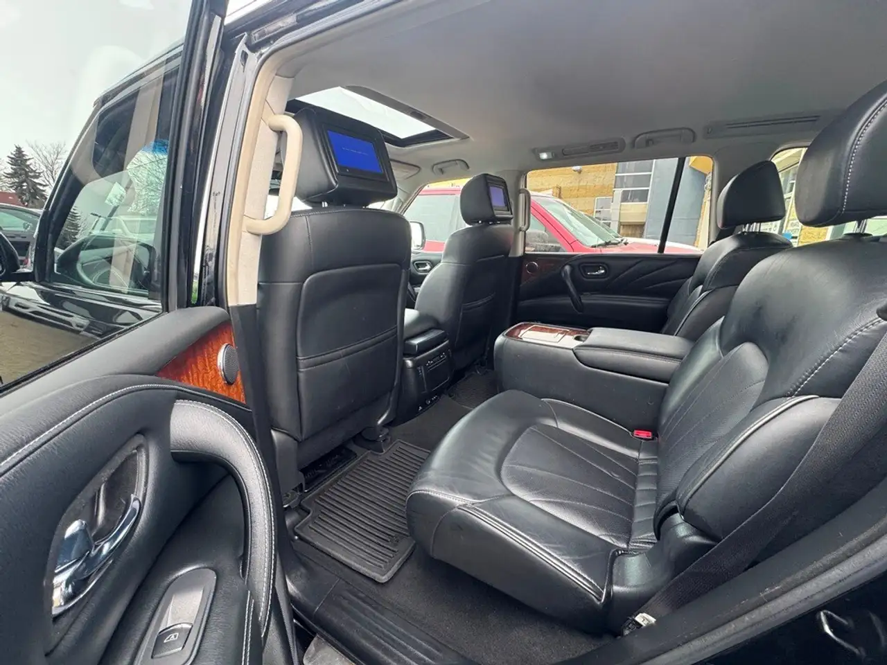 Infiniti QX80 снимка Infiniti QX80