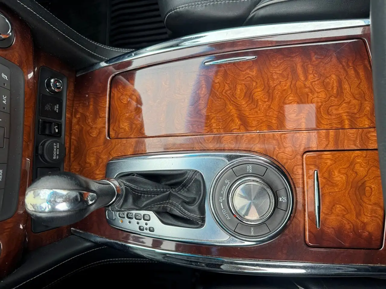 Infiniti QX80 снимка Infiniti QX80