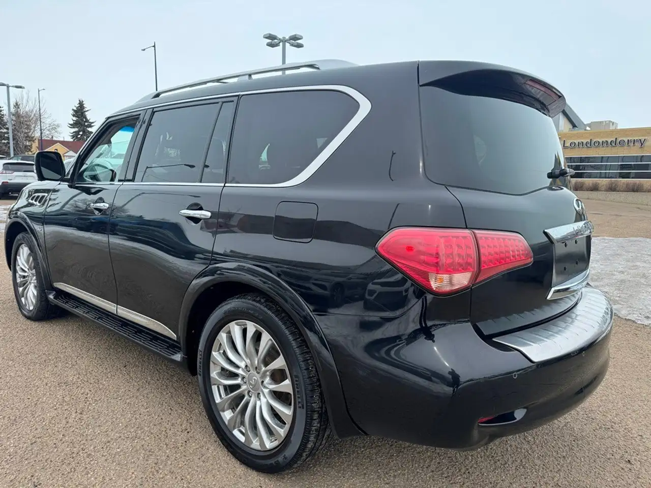 Infiniti QX80 снимка Infiniti QX80