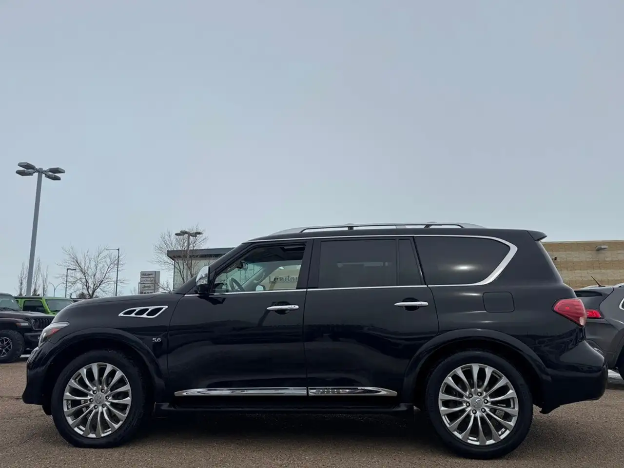 Infiniti QX80 снимка Infiniti QX80