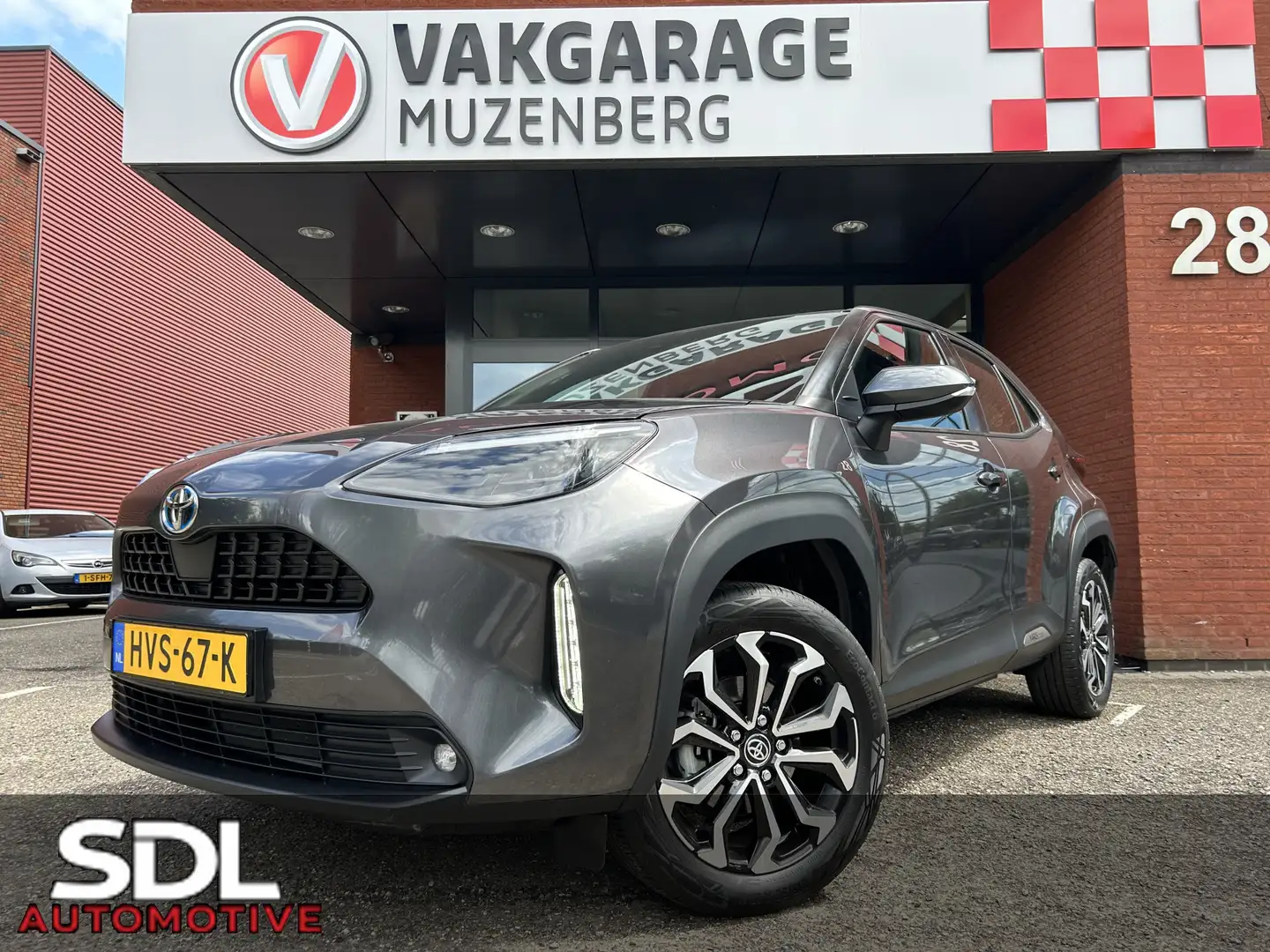 Toyota Yaris Cross 1.5 Hybrid Dynamic // NAVI // CAMERA // ADAPTIVE C Grijs - 1