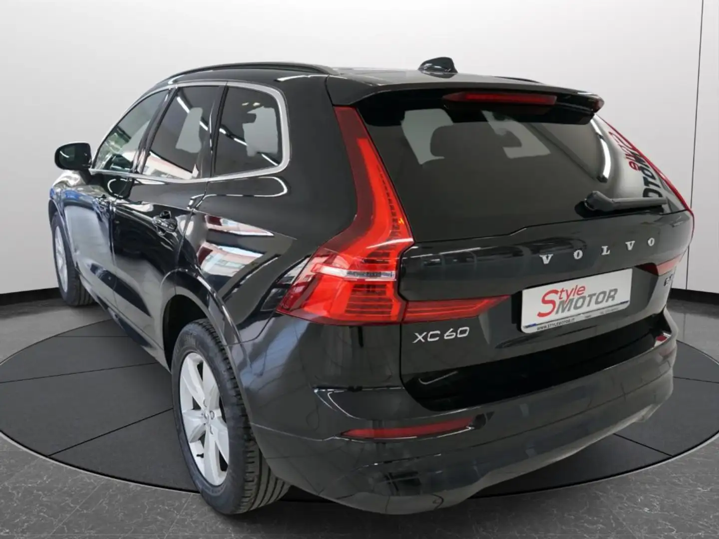 Volvo XC60 B4 (d) AWD Automatico Momentum Pro Sport Nero - 2