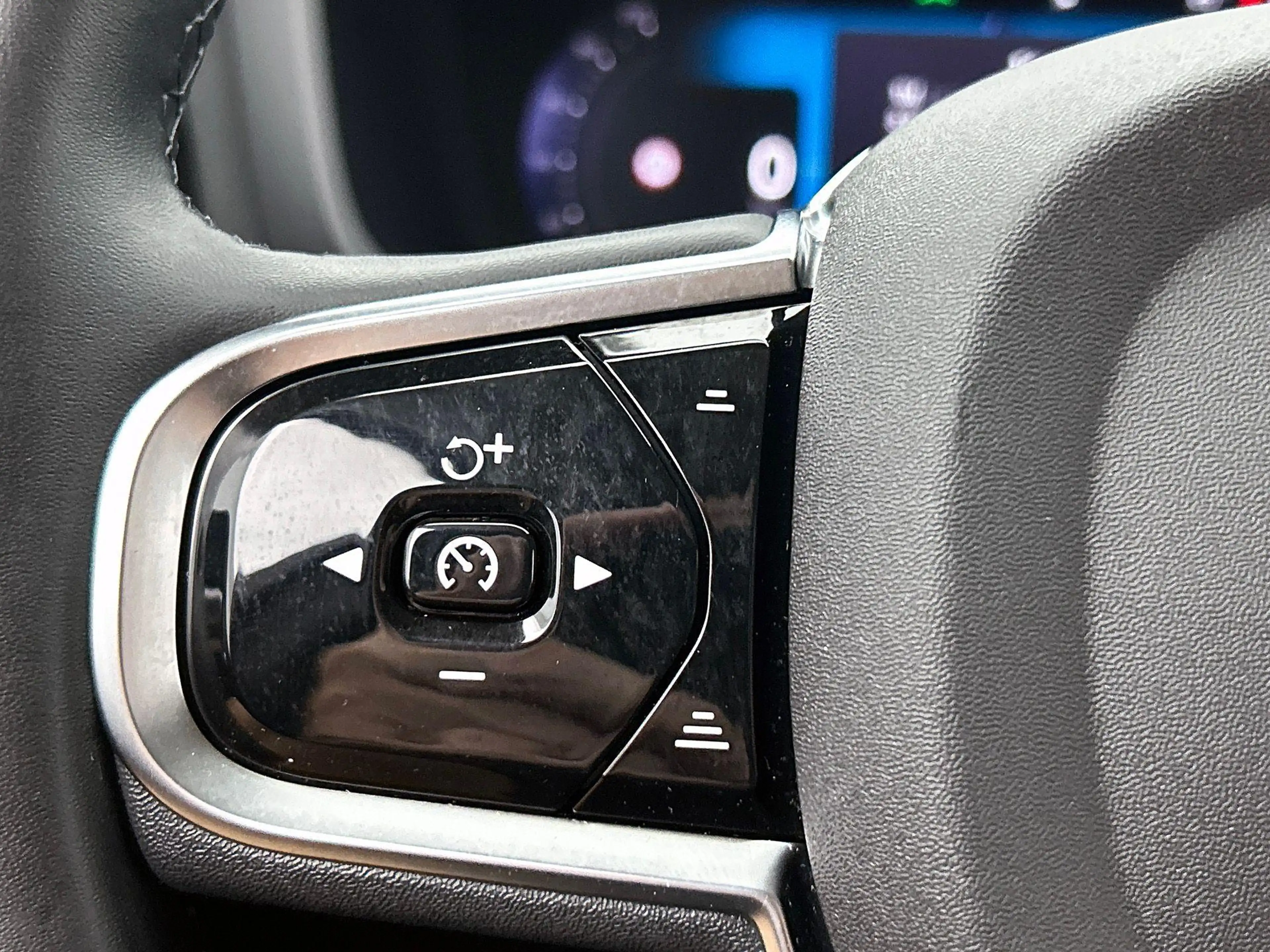Volvo V60 2.0 B4 Plus Dark | Stoelverwarming | 19 Inch wiele — photo 6