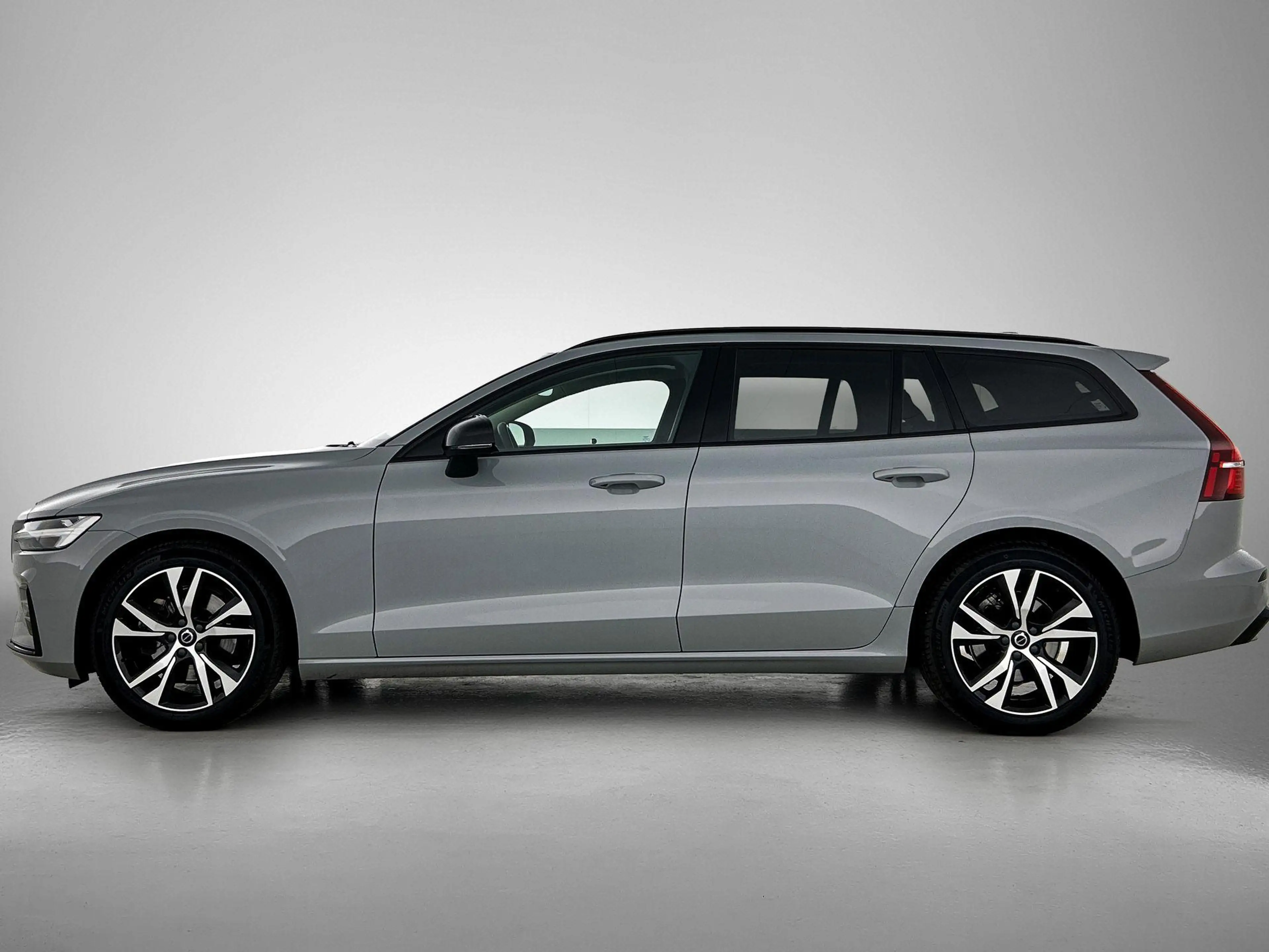Volvo V60 2.0 B4 Plus Dark | Stoelverwarming | 19 Inch wiele — photo 2