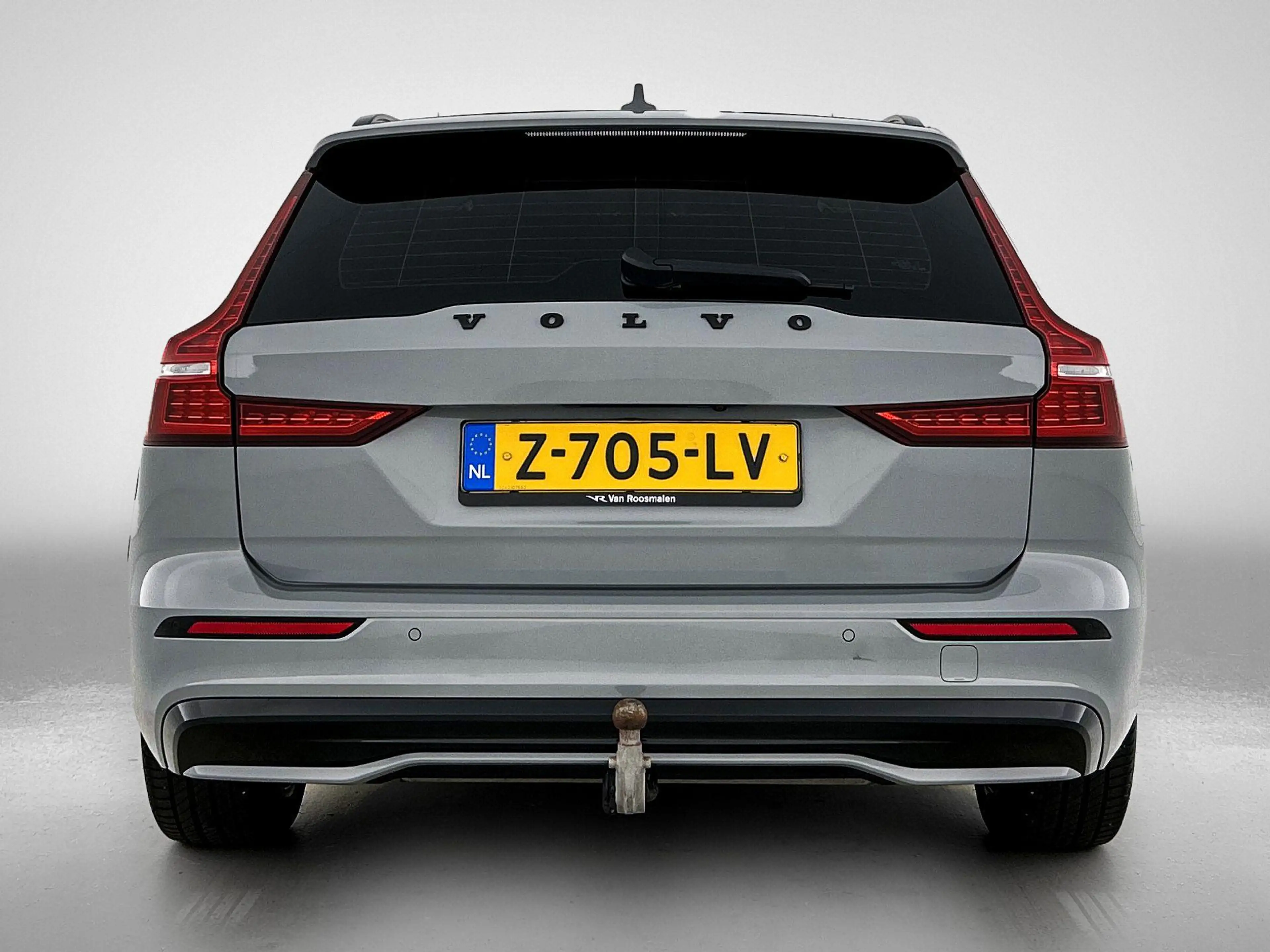 Volvo V60 2.0 B4 Plus Dark | Stoelverwarming | 19 Inch wiele — photo 3