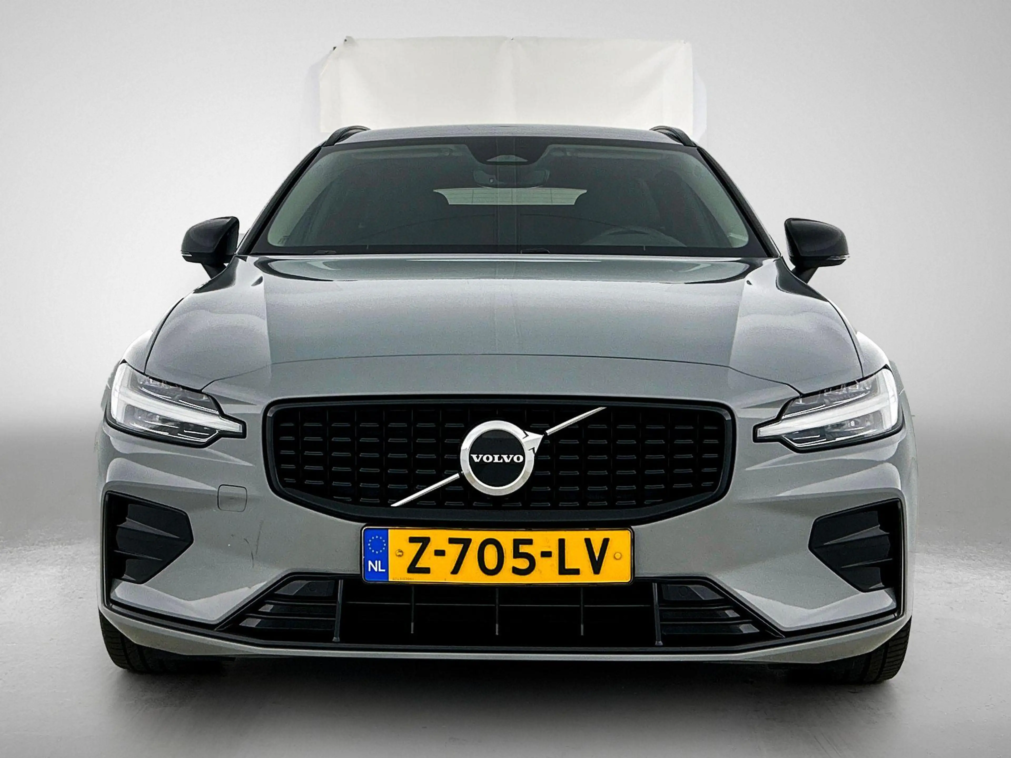 Volvo V60 2.0 B4 Plus Dark | Stoelverwarming | 19 Inch wiele — photo 5
