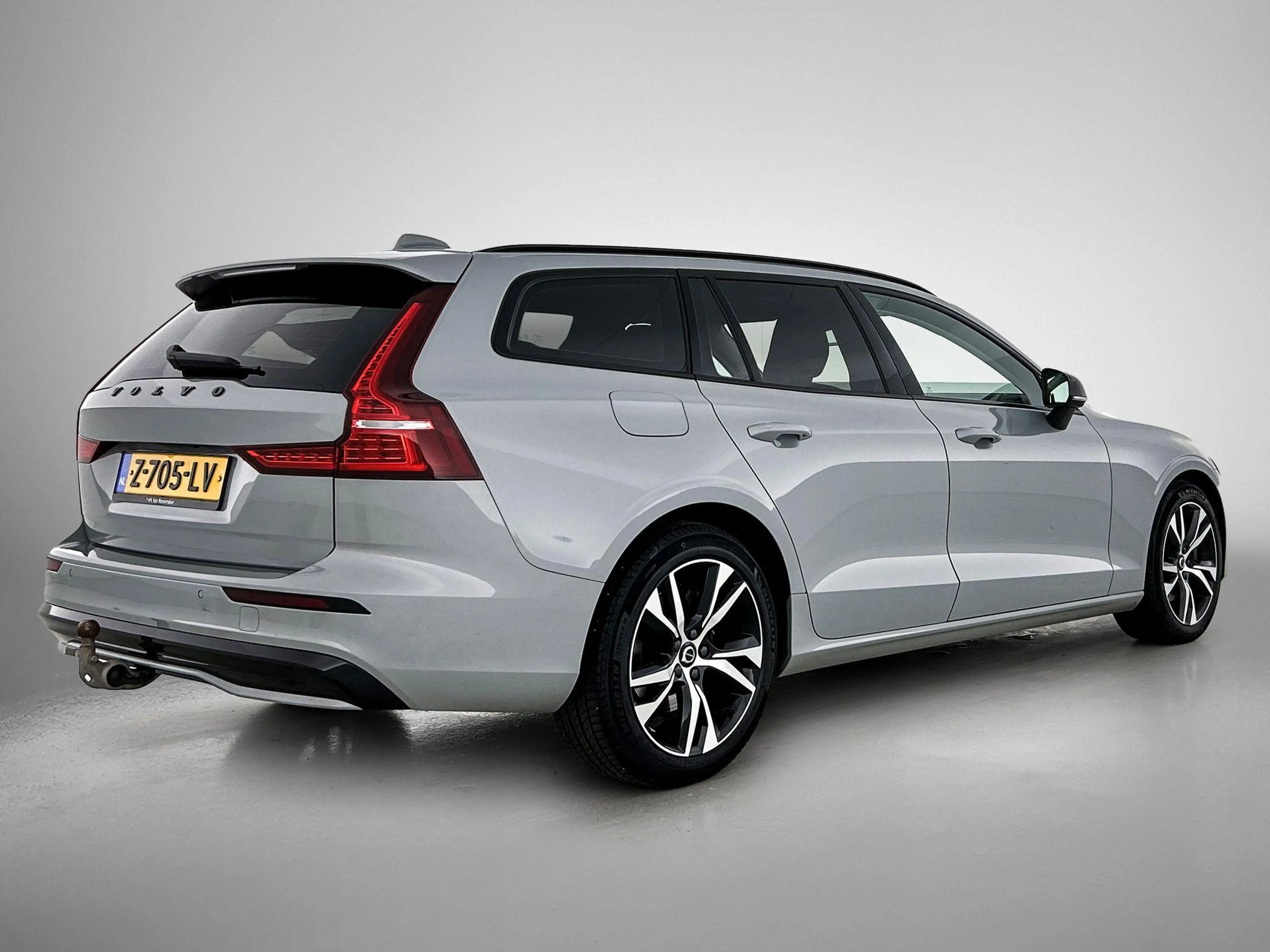 Volvo V60 2.0 B4 Plus Dark | Stoelverwarming | 19 Inch wiele — photo 4