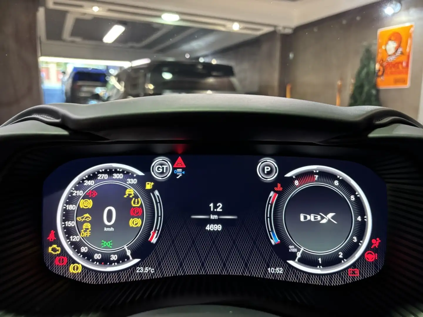 Aston Martin DBX 707 Schwarz - 2